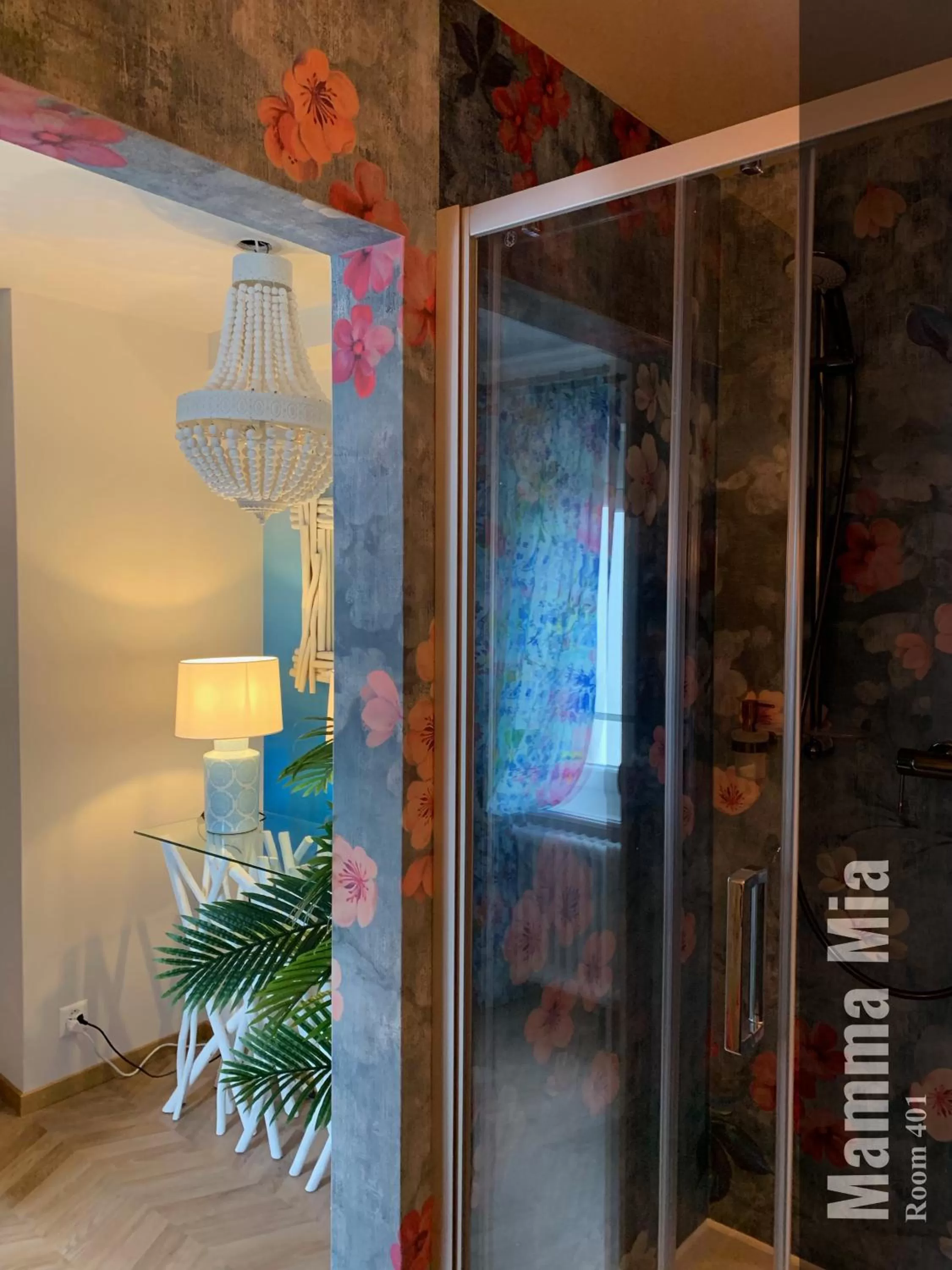 Shower in The Henry Self Check-In Guesthouse