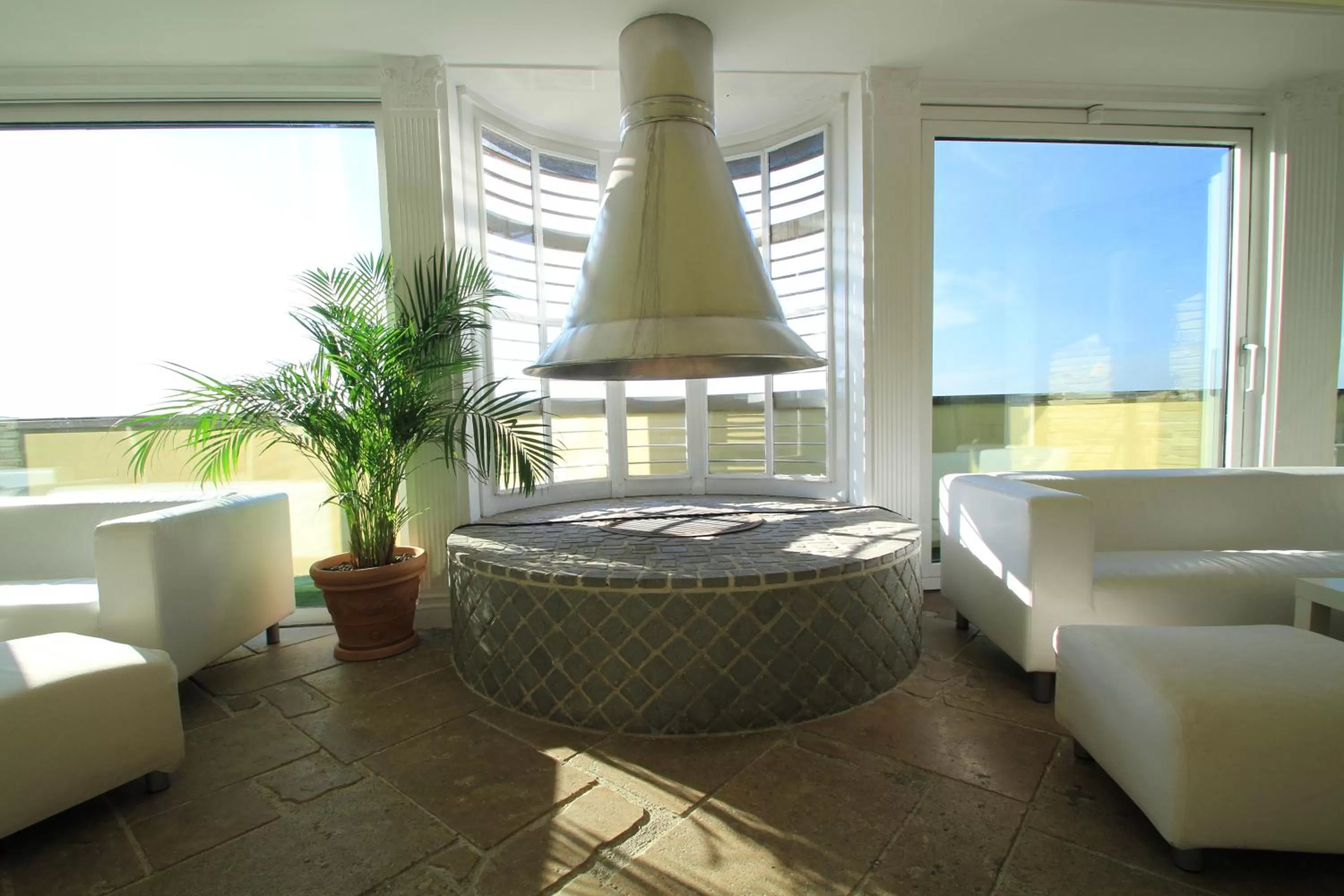 Restaurant/places to eat in Grand Hotel Colony