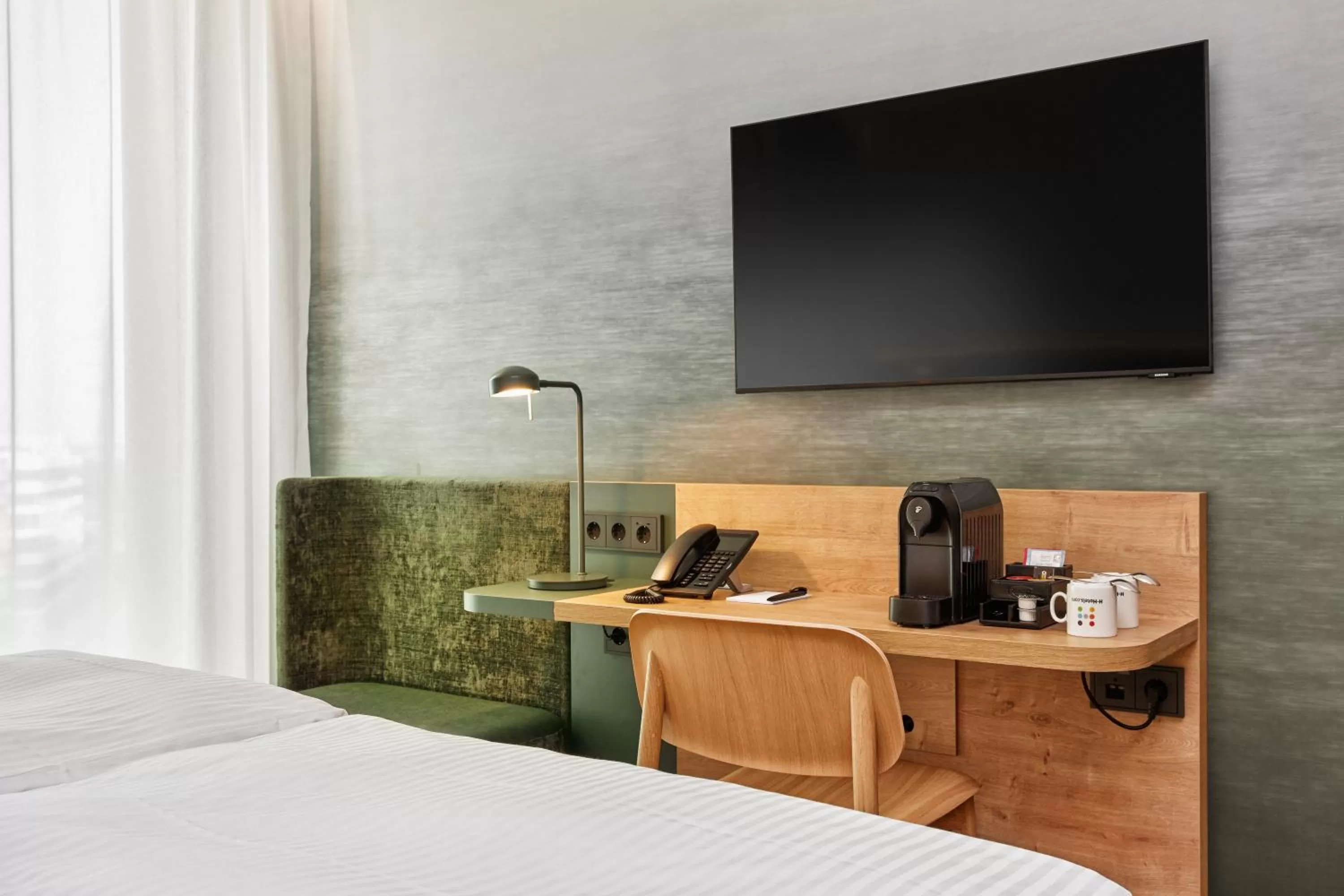 TV and multimedia, Bed in H+ Hotel Frankfurt Eschborn