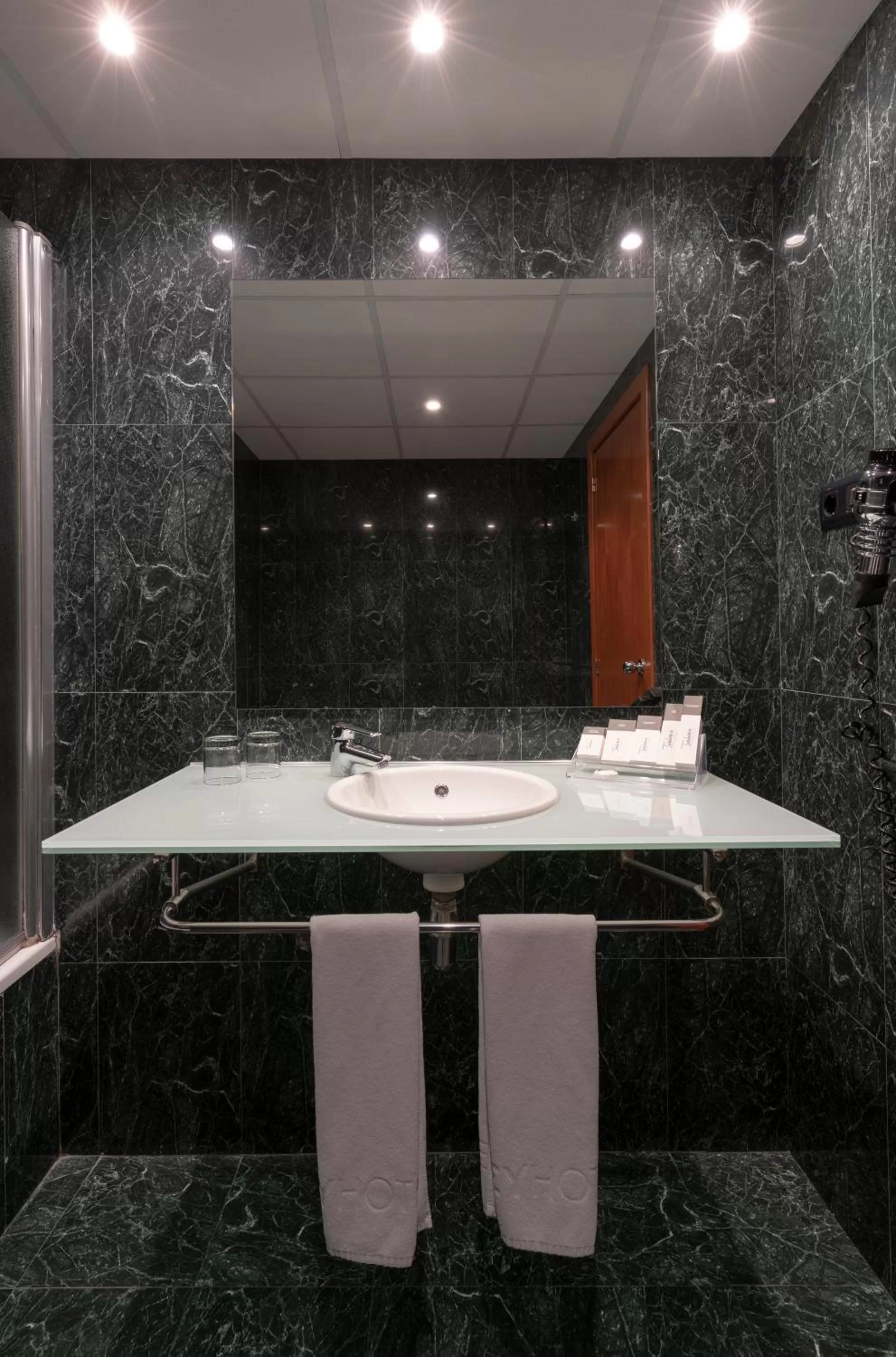 Bathroom in Berenguer IV