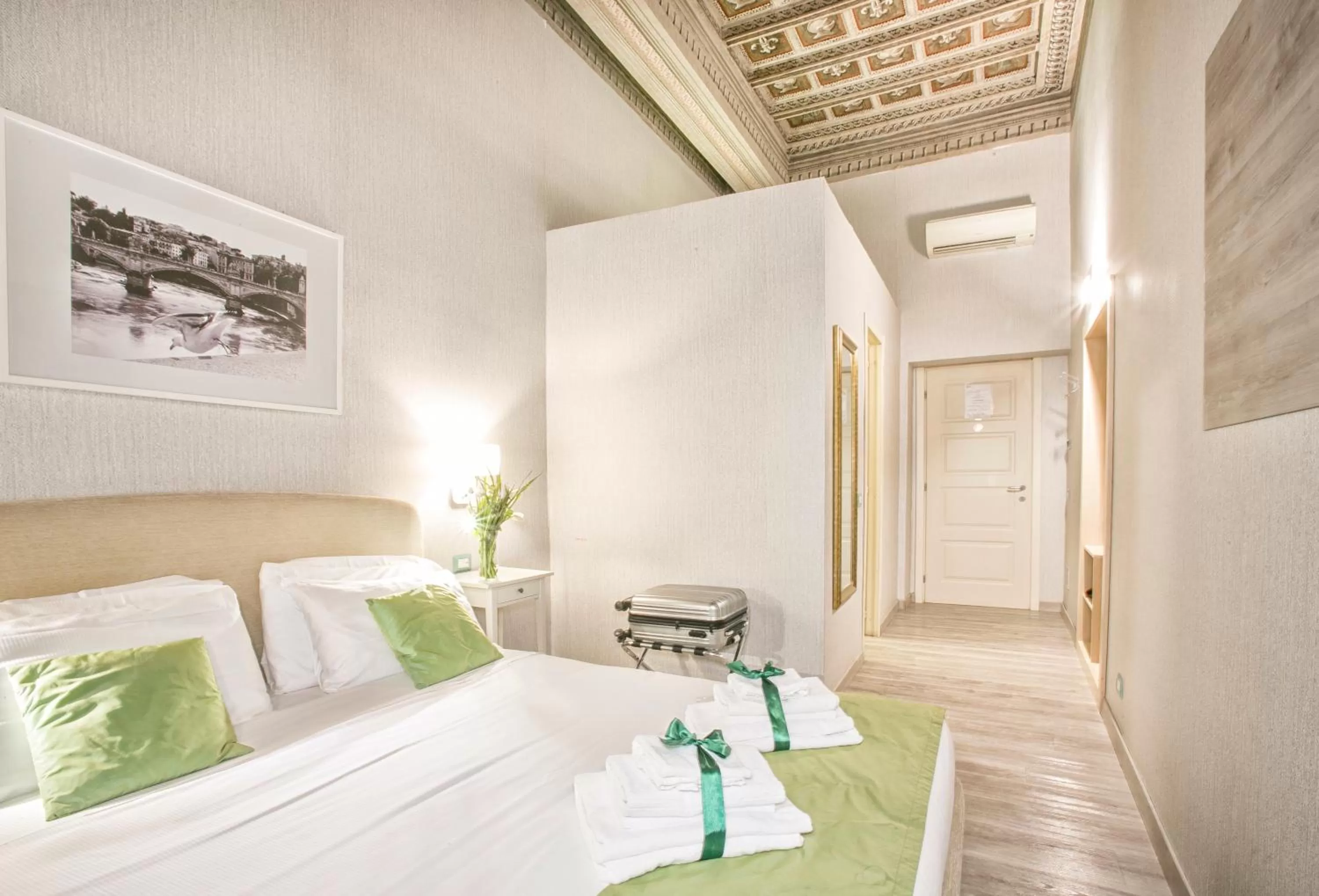 Photo of the whole room, Bed in History Suite