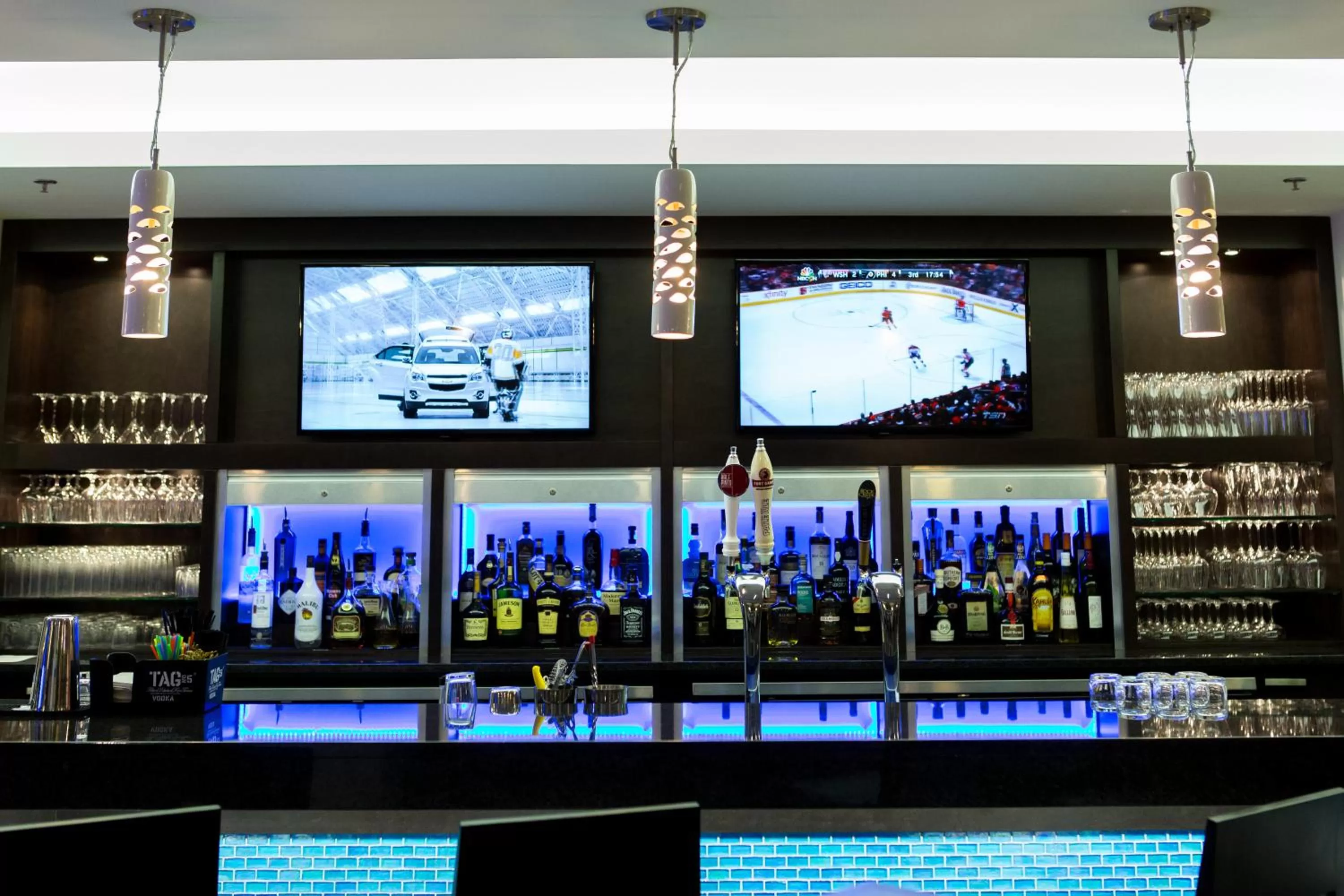 Lounge or bar in The Grand Winnipeg Airport Hotel by Lakeview