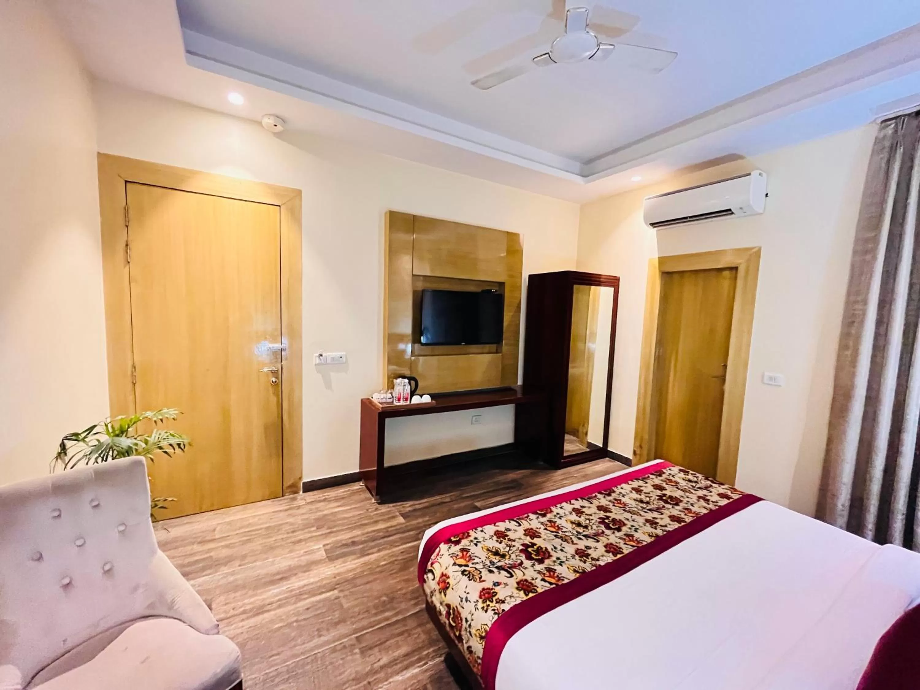 Bed in Hotel Banz near Delhi Airport