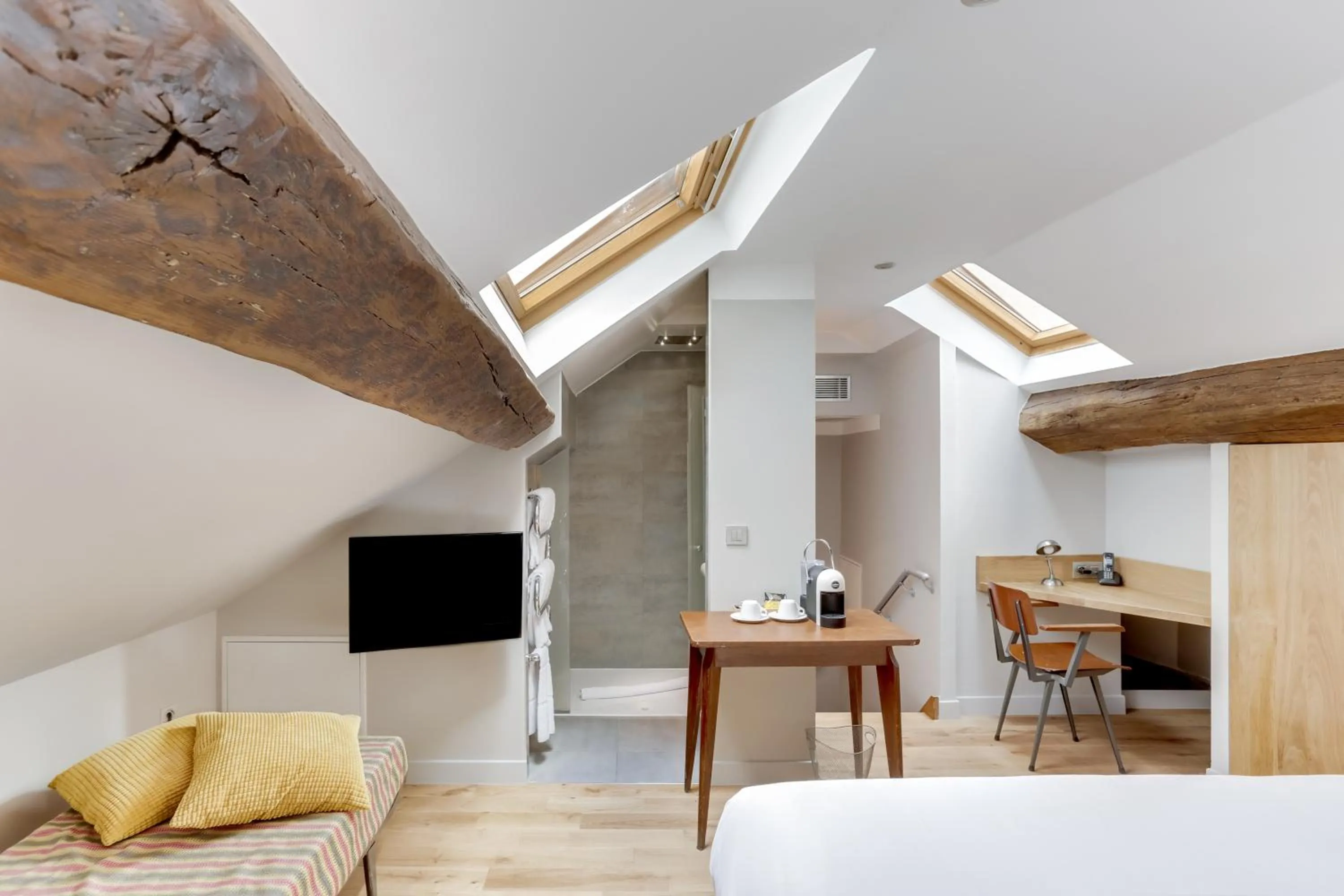 Shower, Bed in Hôtel Louvre Richelieu