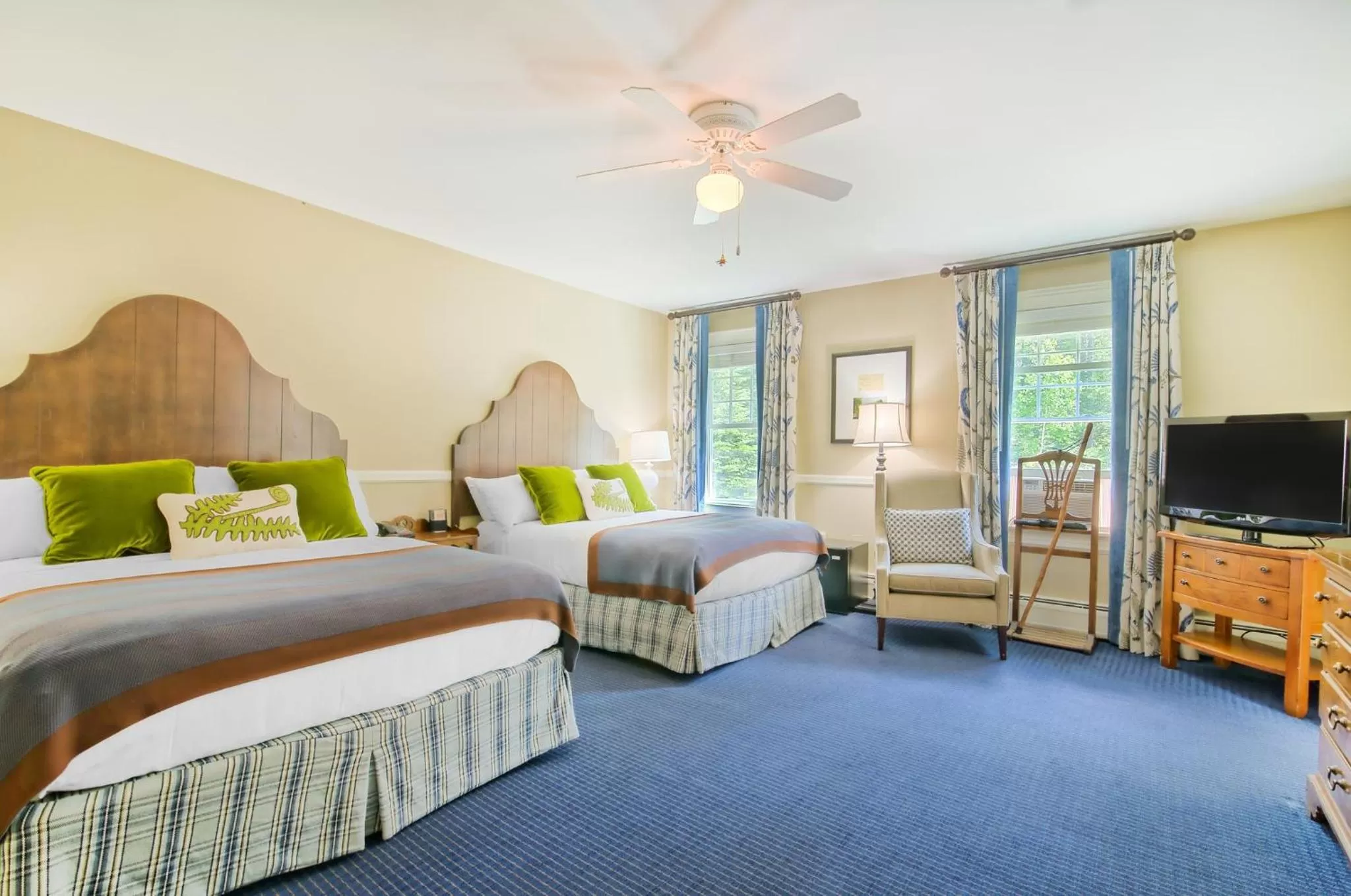 Photo of the whole room, Bed in Omni Bretton Arms Inn at Mount Washington Resort