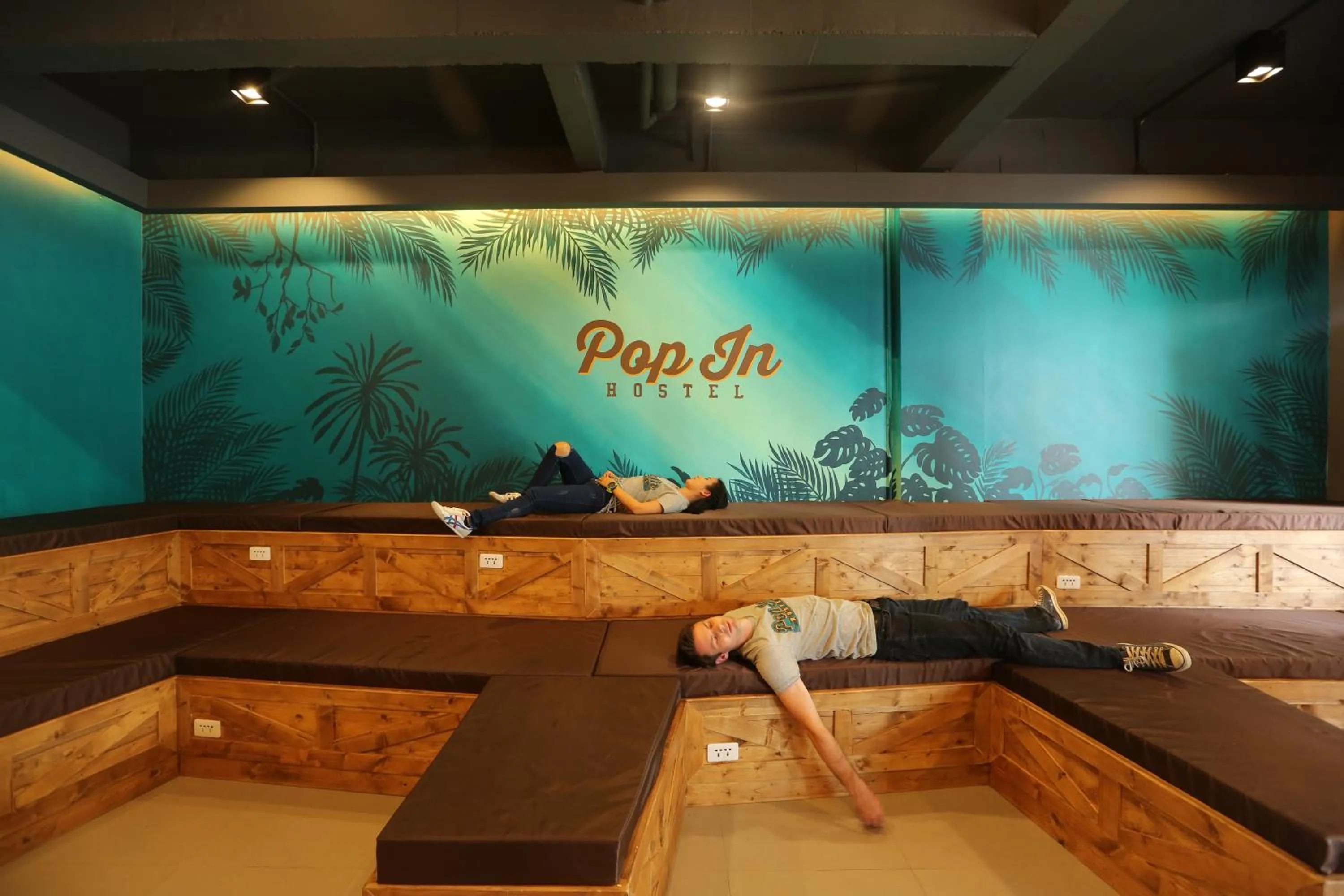 Communal lounge/ TV room in Pop-In Aonang