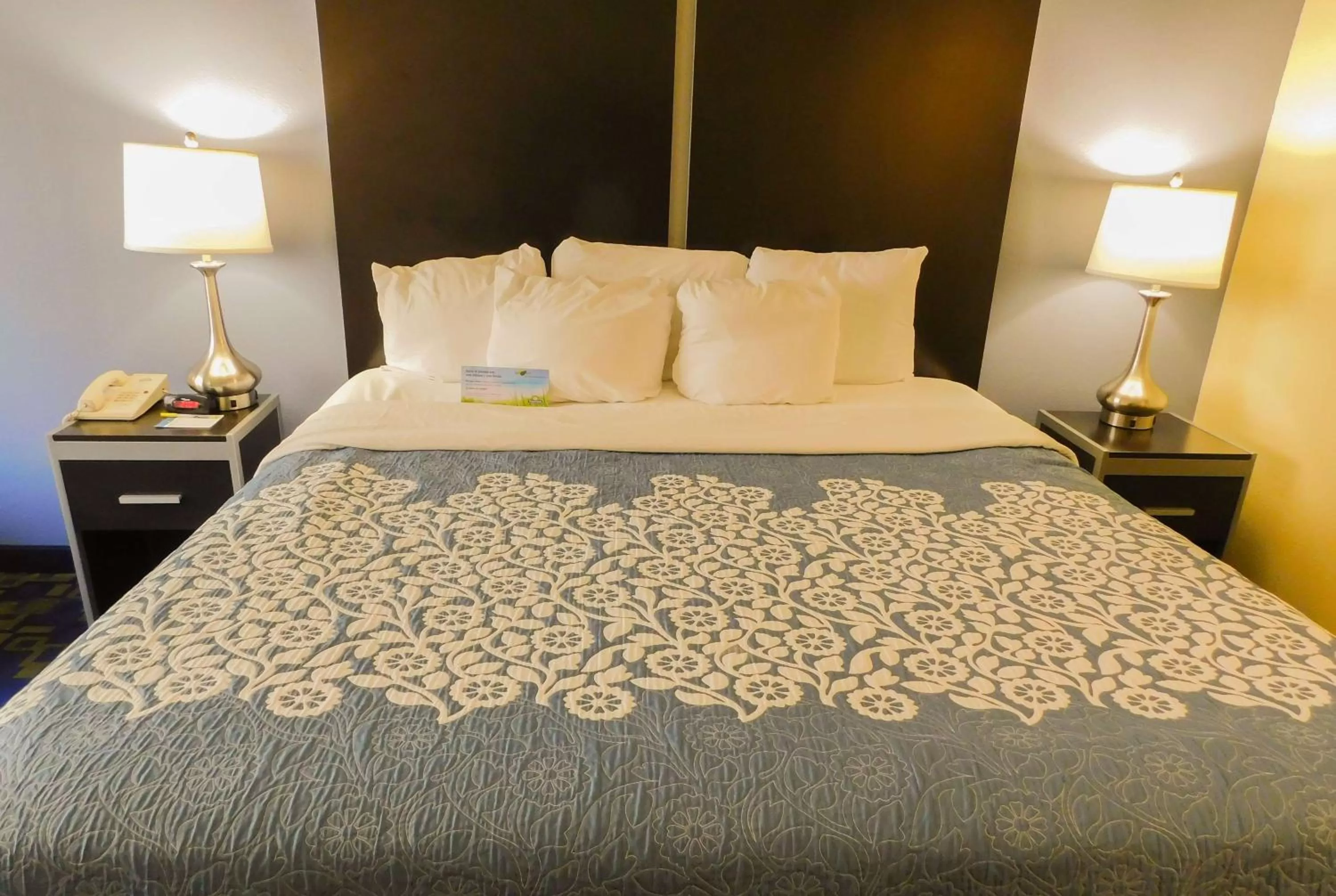 Photo of the whole room, Bed in Days Inn & Suites by Wyndham Pocahontas