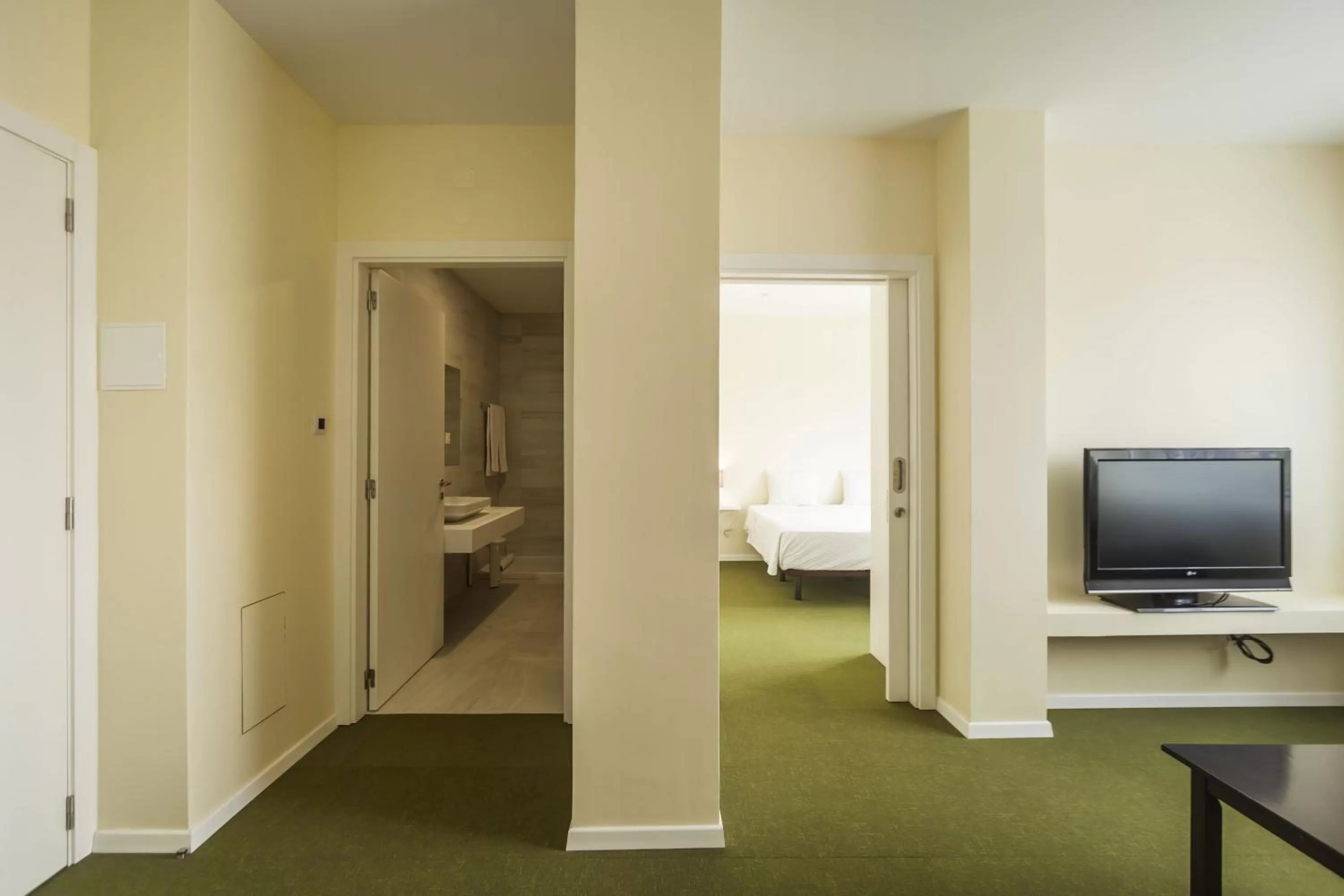 Communal lounge/ TV room, Bed in Hotel Sete Cidades