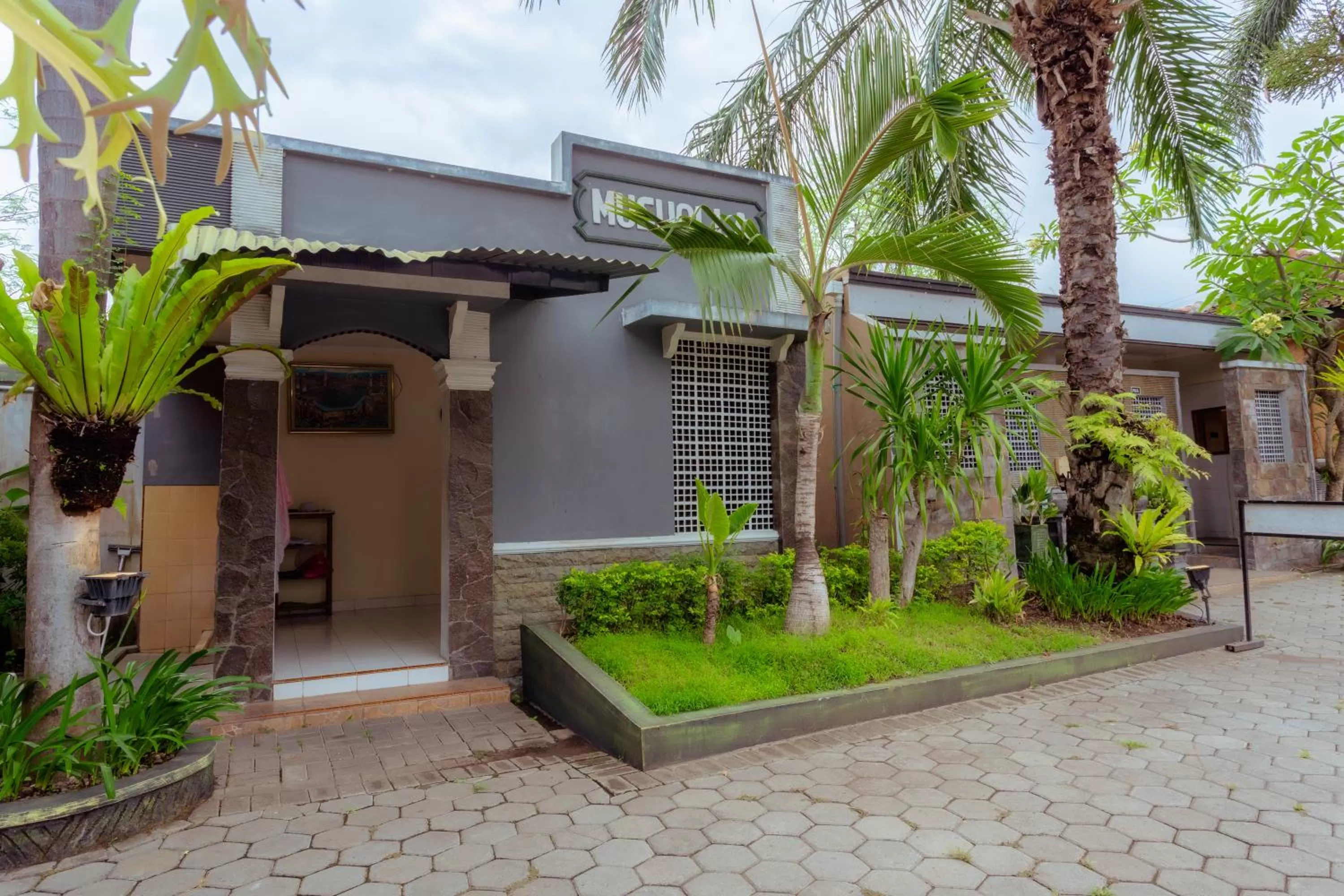 Property building in Hotel Mahkota Plengkung by ecommerceloka