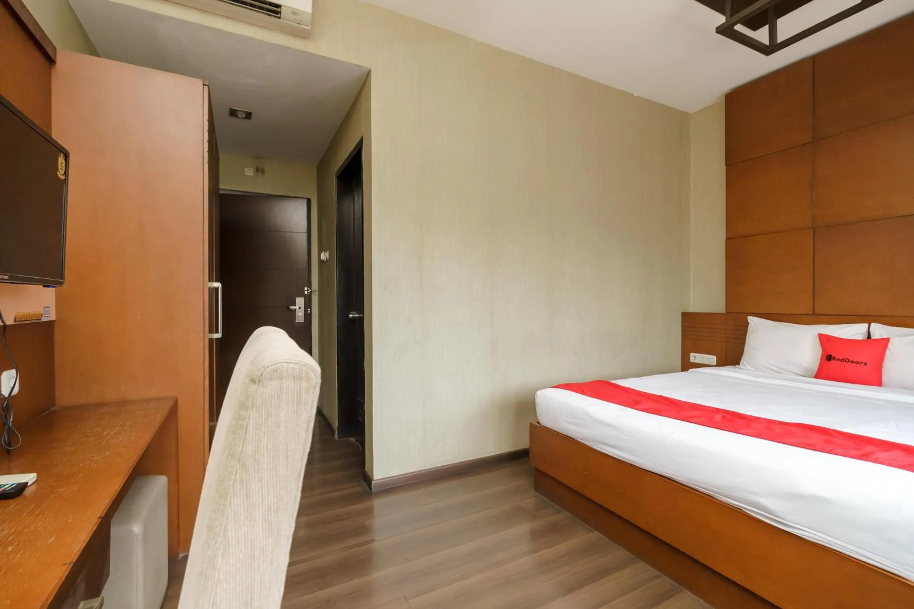 Standard Double Room in RedDoorz @ Cikarang 2