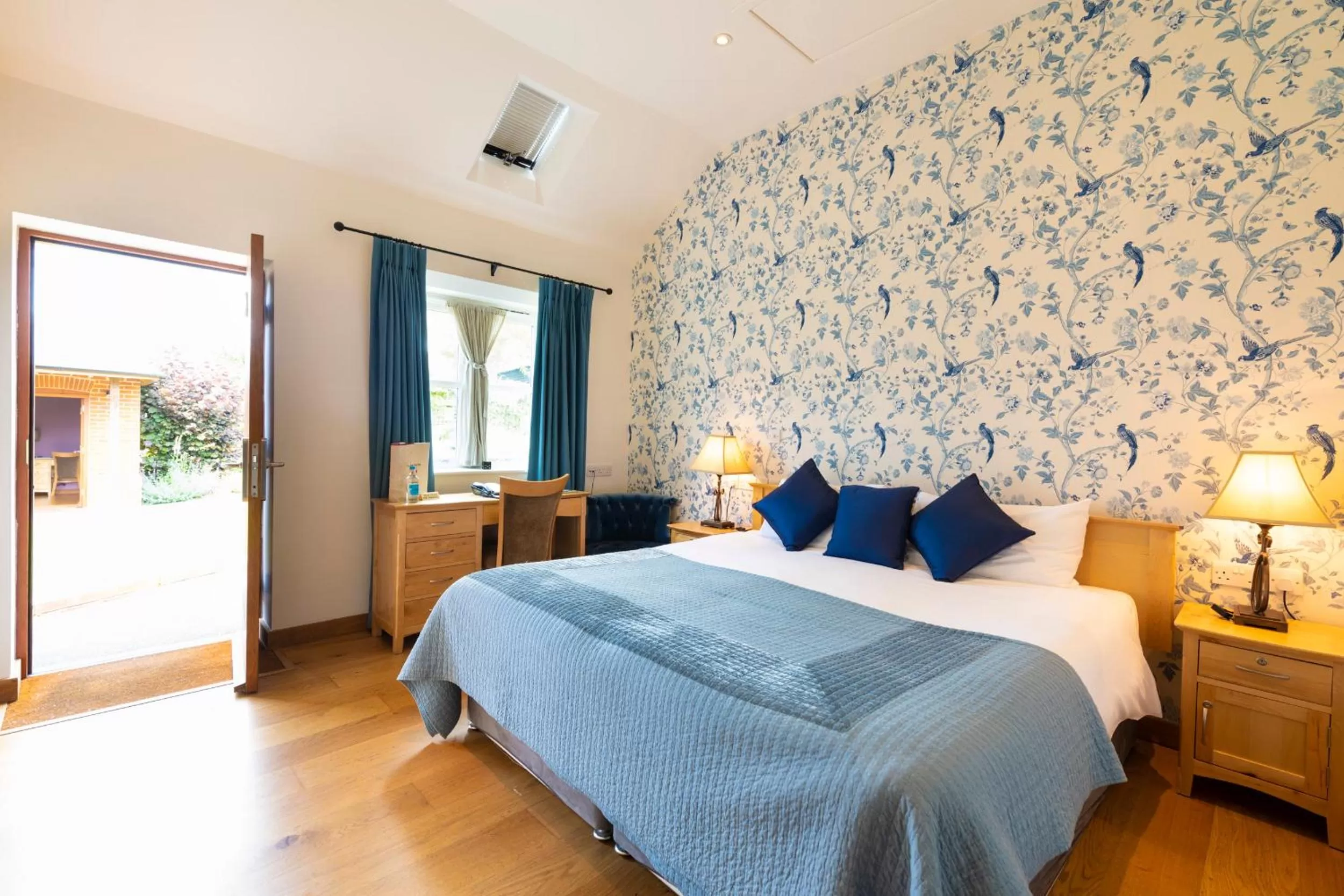 Bedroom, Bed in The Red Lion Hinxton