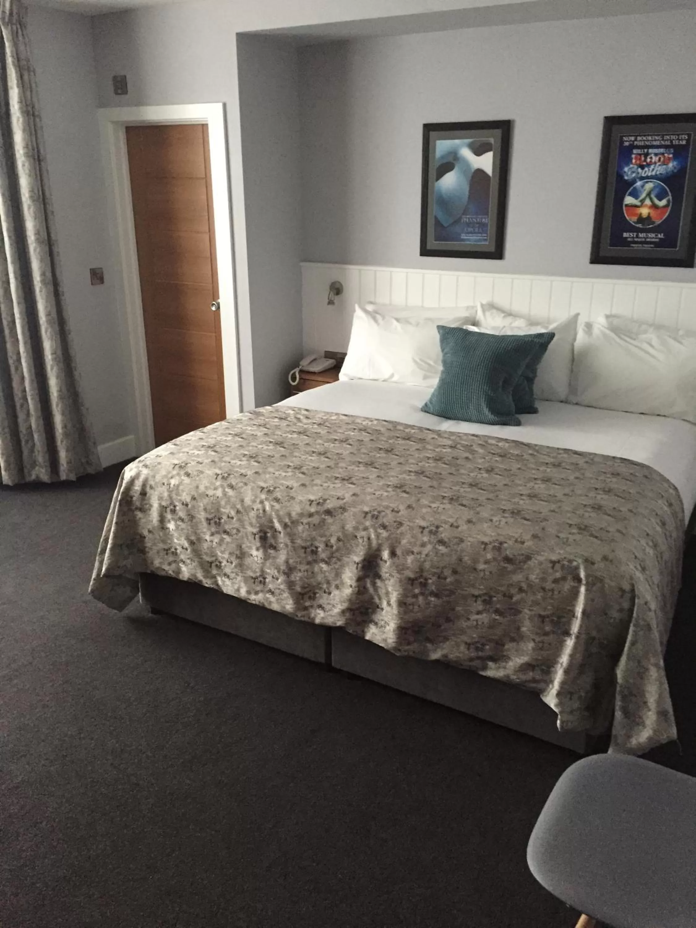Photo of the whole room, Bed in Carlton Hotel