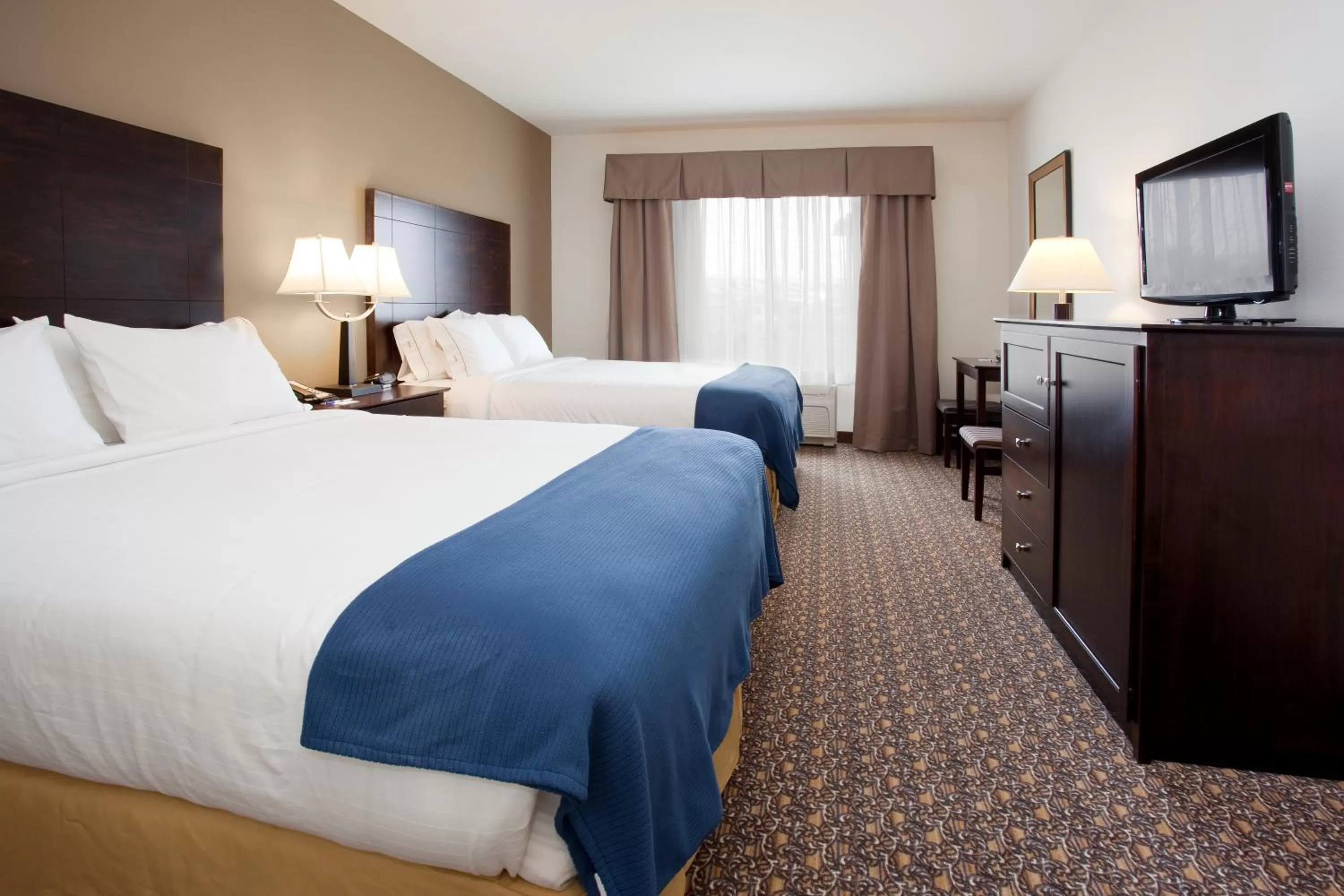 Bed in Holiday Inn Express Hotel & Suites Lander by IHG