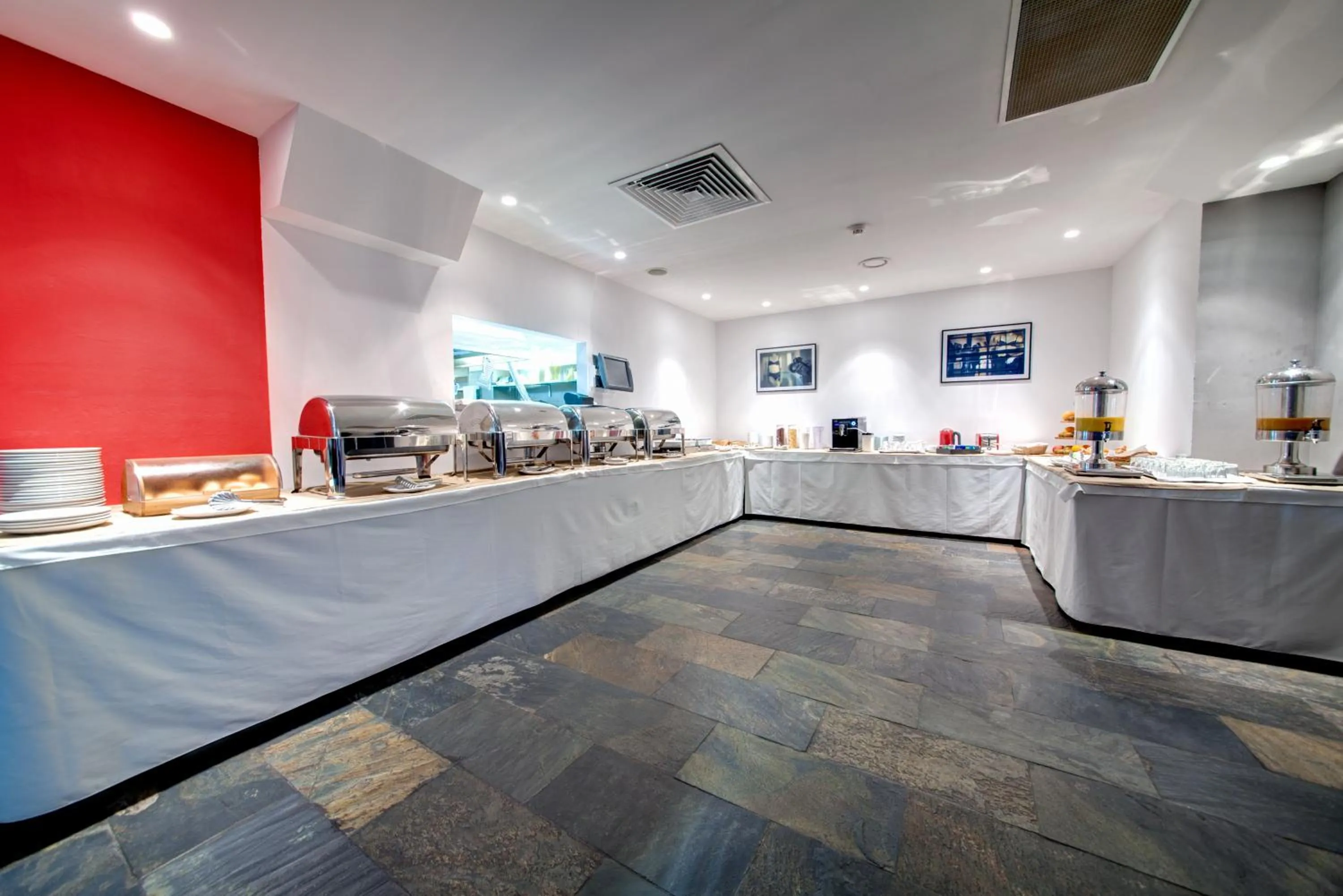 Restaurant/places to eat in Sarroglia Hotel