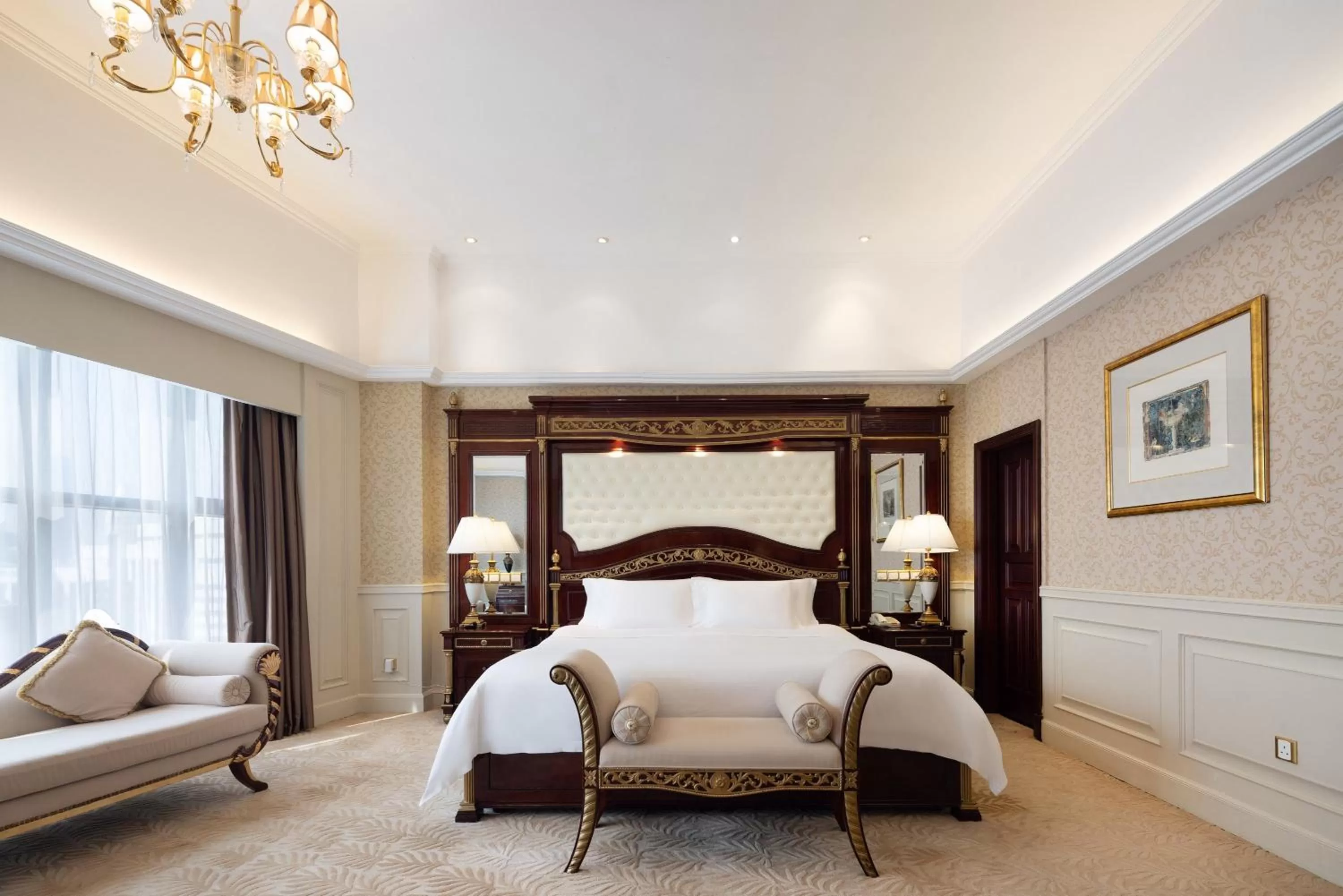 Photo of the whole room, Bed in Crowne Plaza Hotel & Suites Landmark Shenzhen by IHG