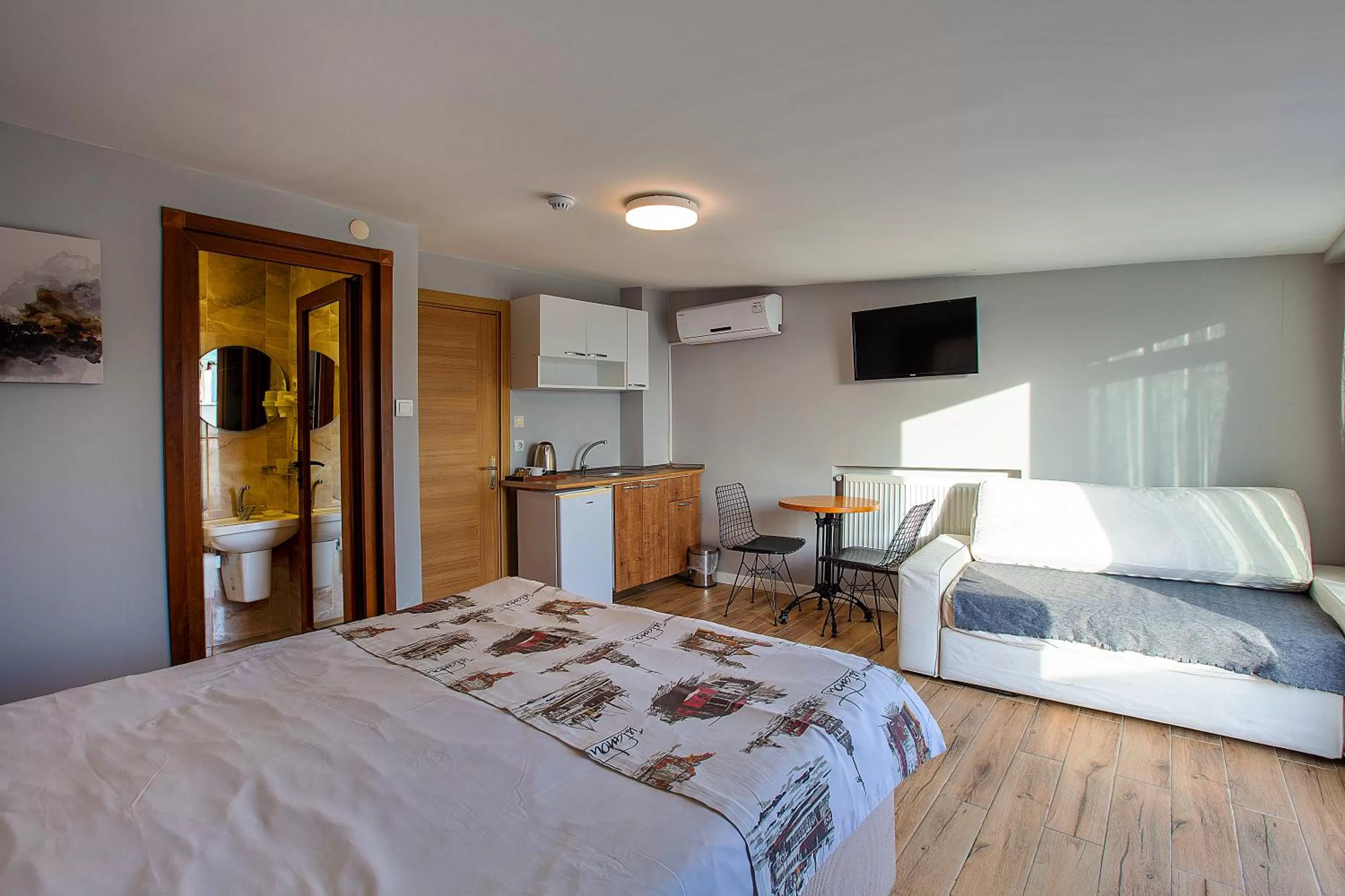 Photo of the whole room, Bed in Pera Sultan Suit