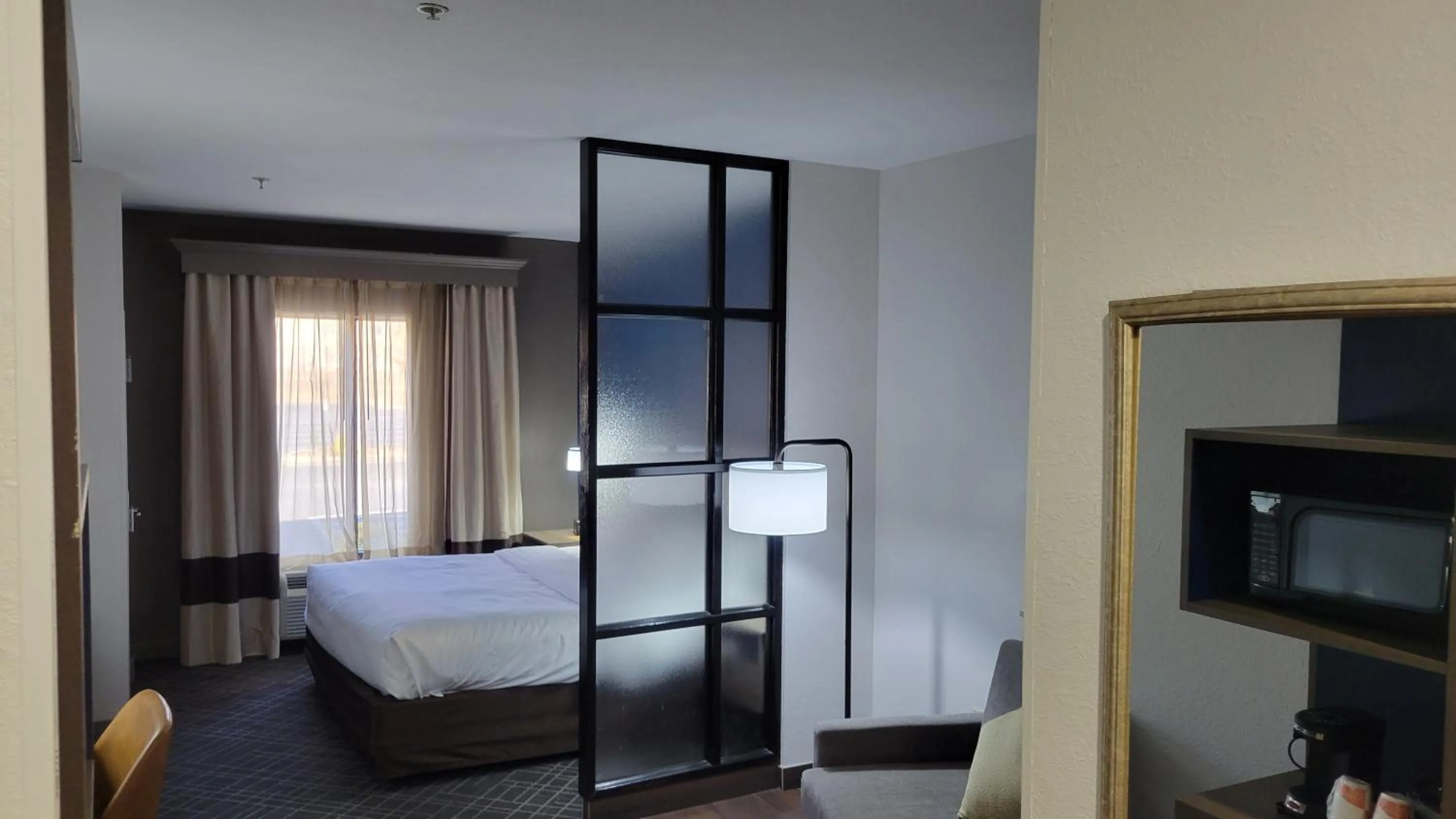 Photo of the whole room, Bed in Comfort Suites Macon Northwest