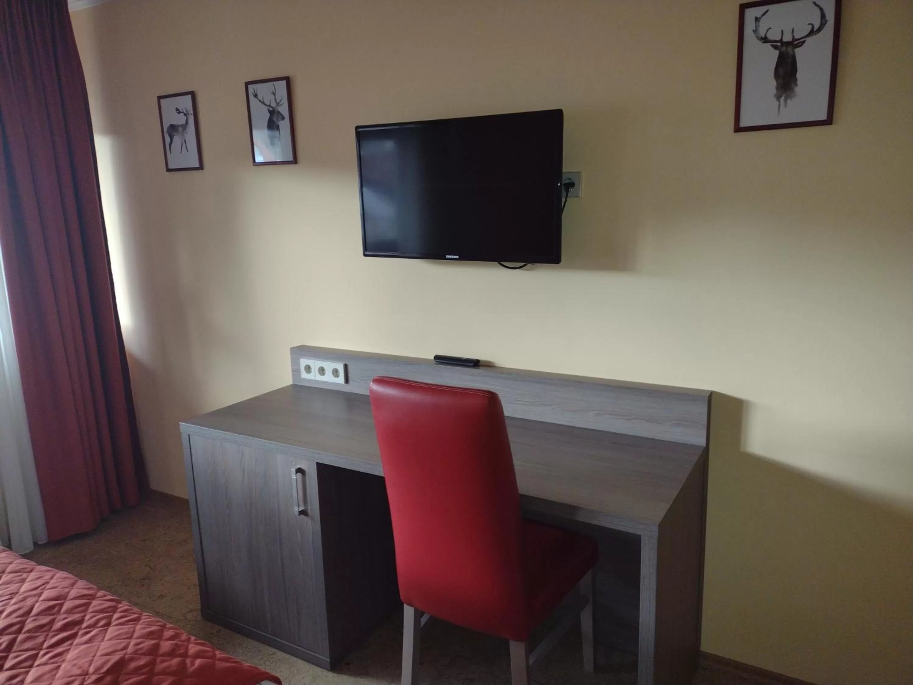 Communal lounge/ TV room, TV/Entertainment Center in Hotel Waldblick