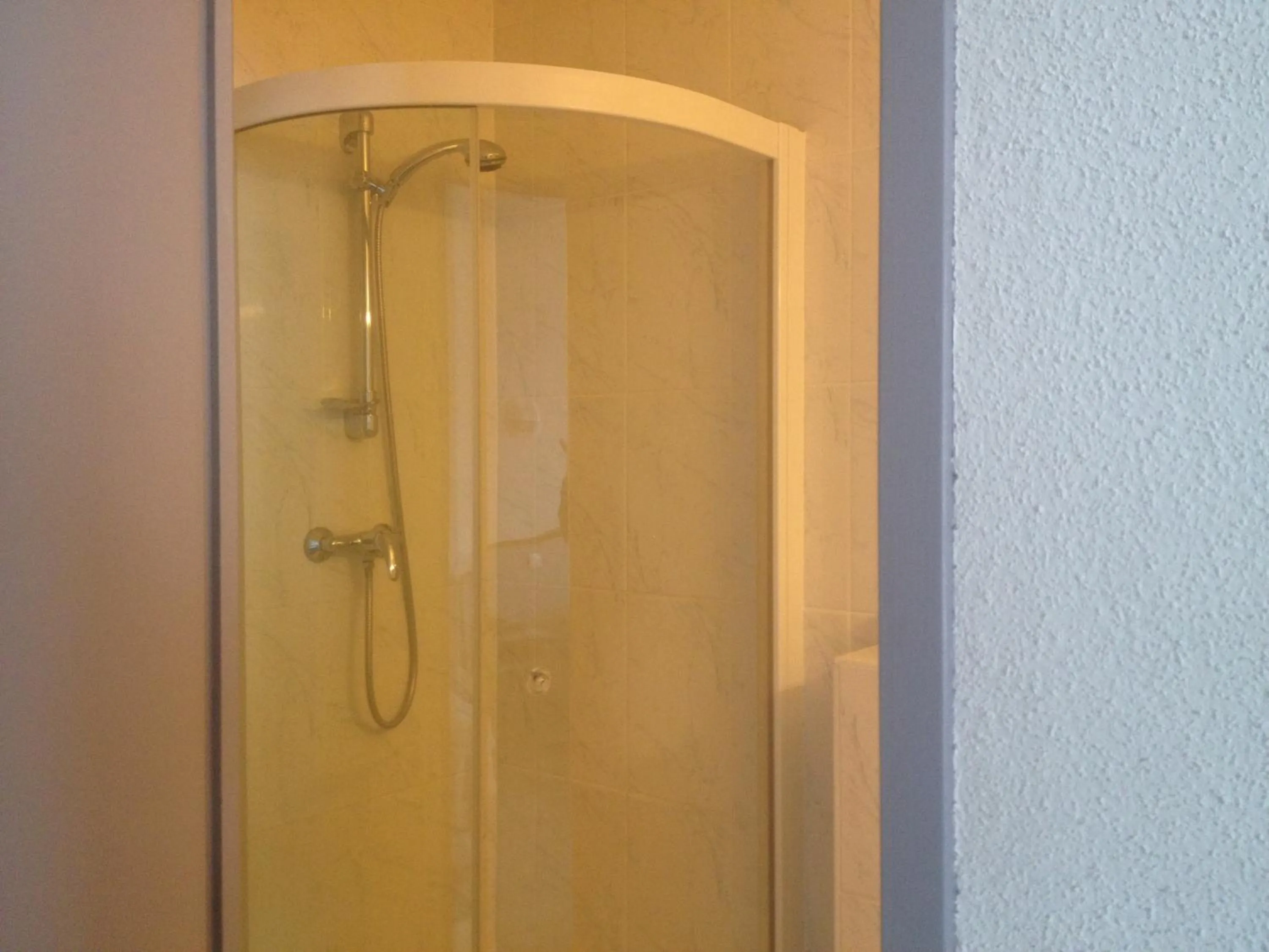 Shower in Hotel Le Strasbourg