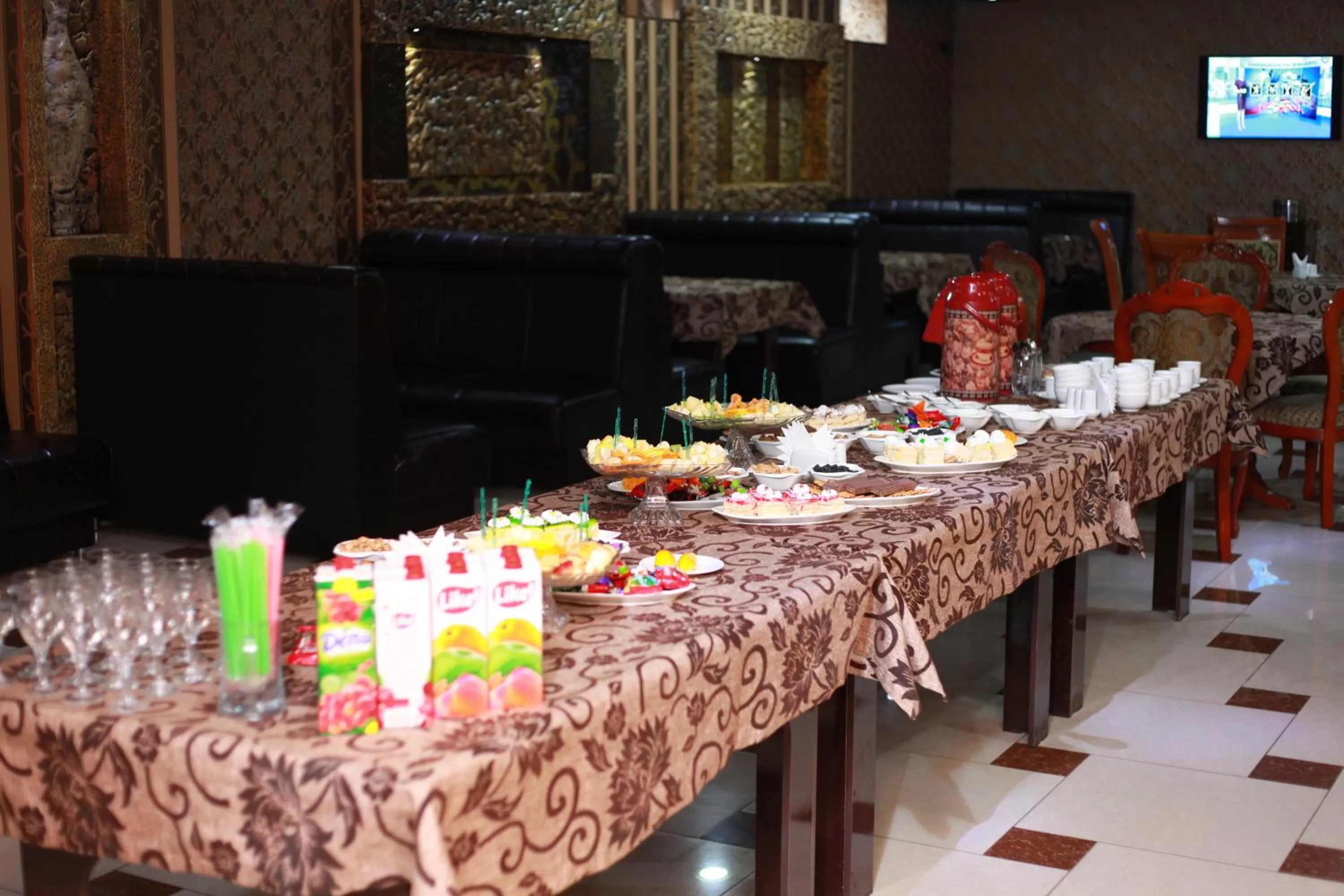 Restaurant/places to eat in Maximum Hotel