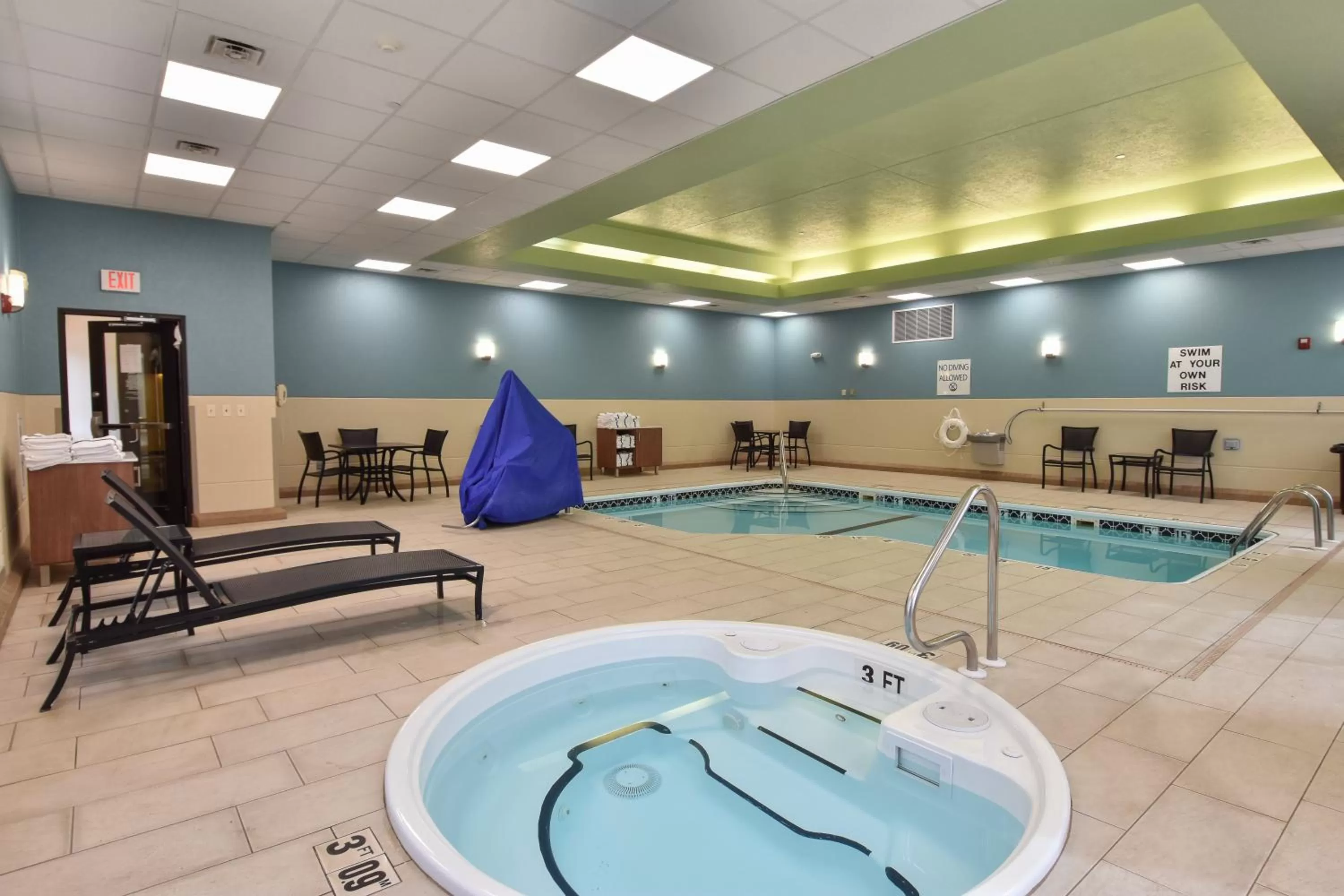 Swimming pool in Holiday Inn Express and Suites Springfield Medical District by IHG