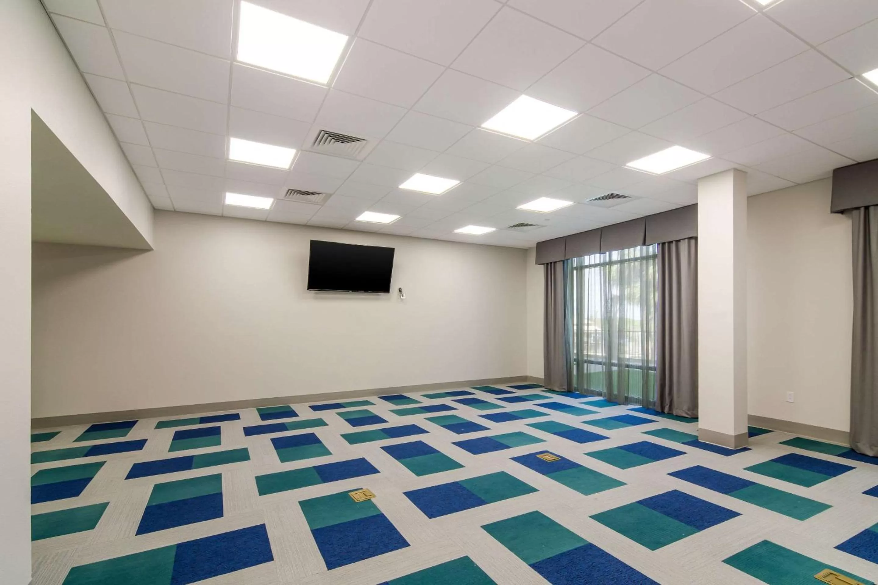 On site, Bed in Comfort Inn & Suites Gulf Shores East Beach near Gulf State Park