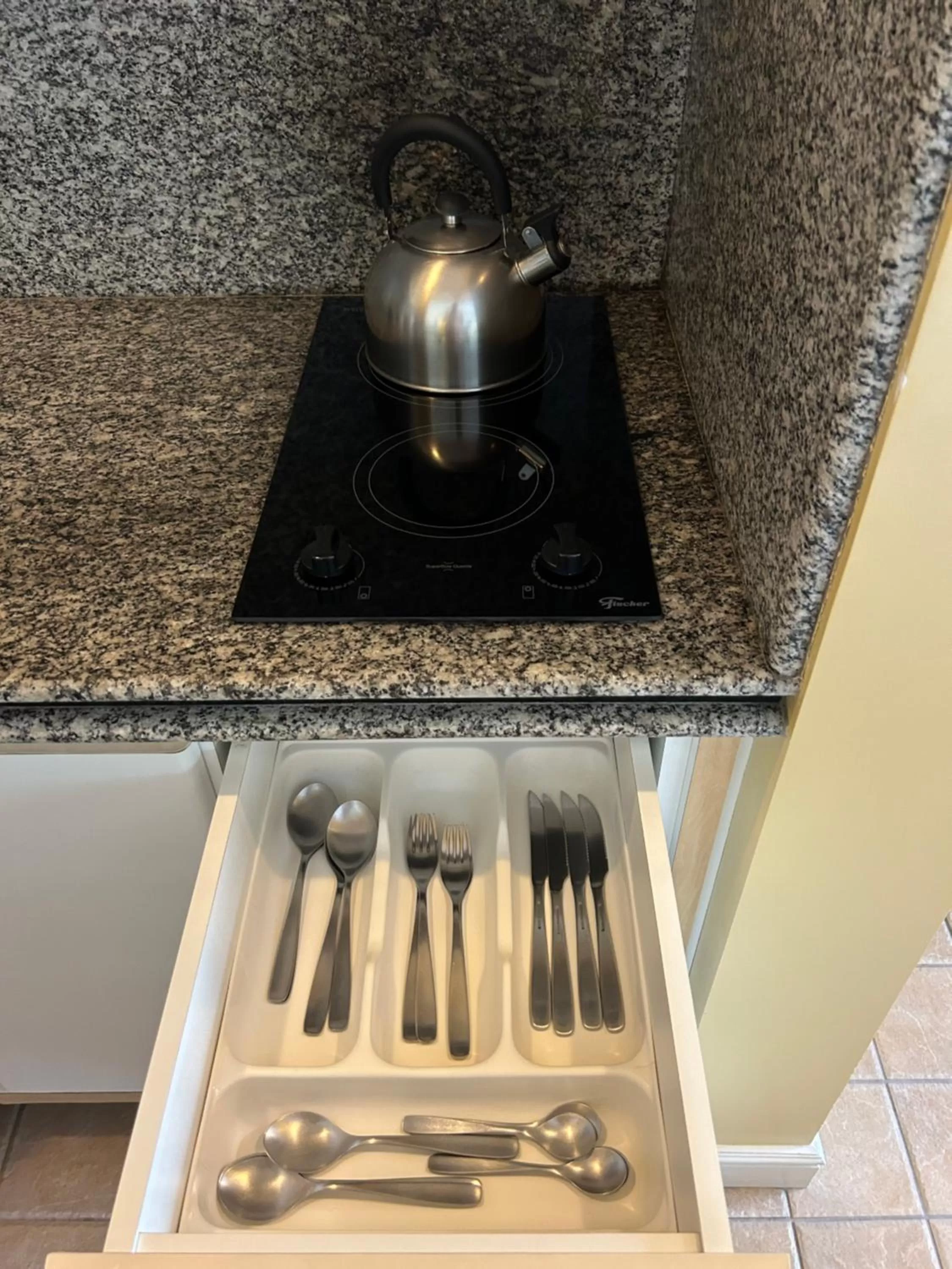 Coffee/tea facilities in Golfinhos Apart Hotel