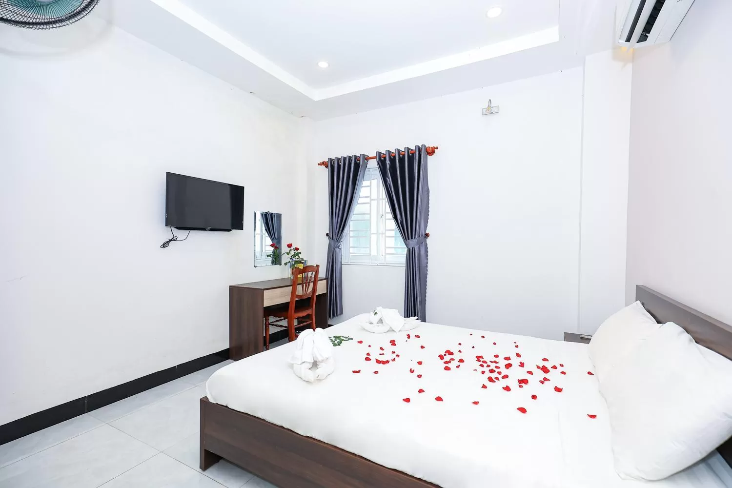 Photo of the whole room, Bed in Ciao Hồng Phúc Hotel