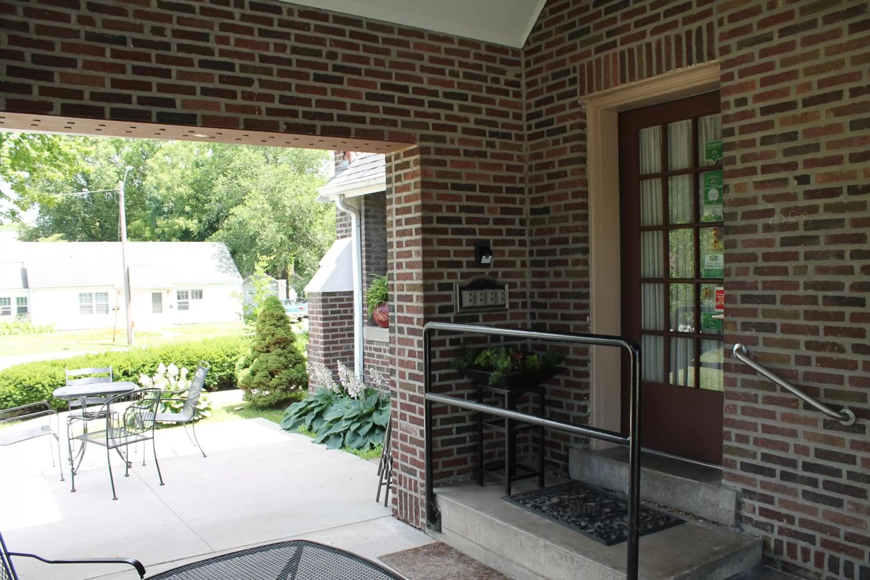 Patio in Iowa House Historic Inn