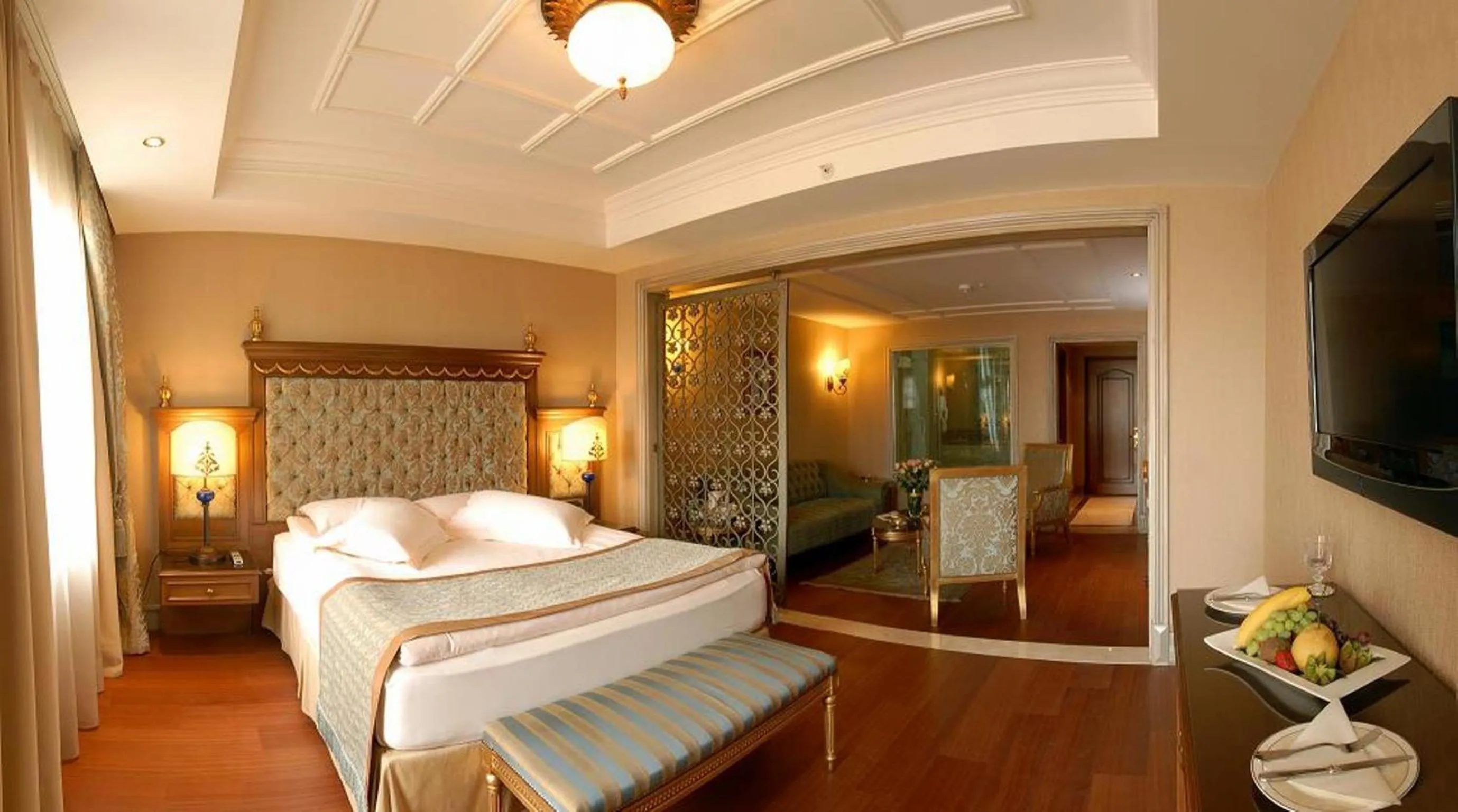 Photo of the whole room, Bed in The Central Palace Taksim