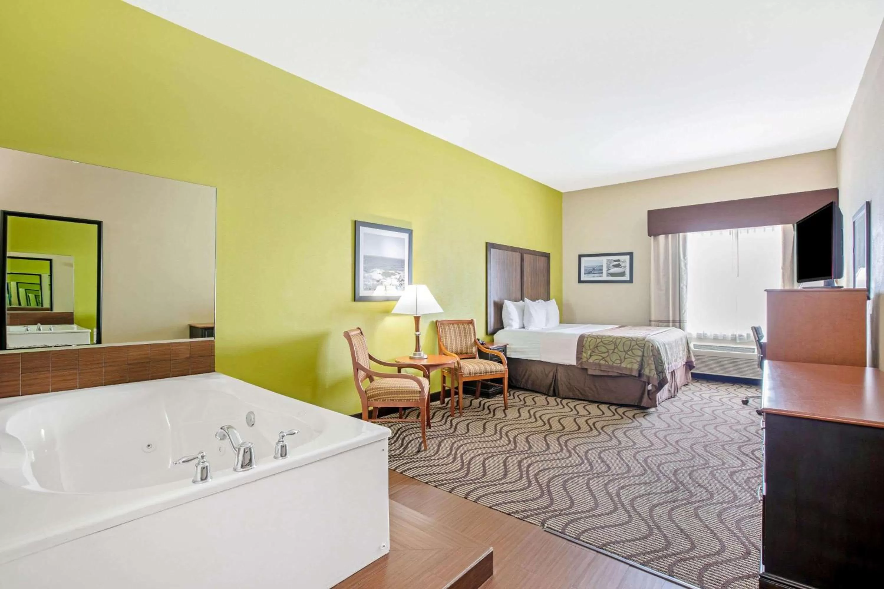 Photo of the whole room, Bed in La Quinta by Wyndham Corpus Christi Airport