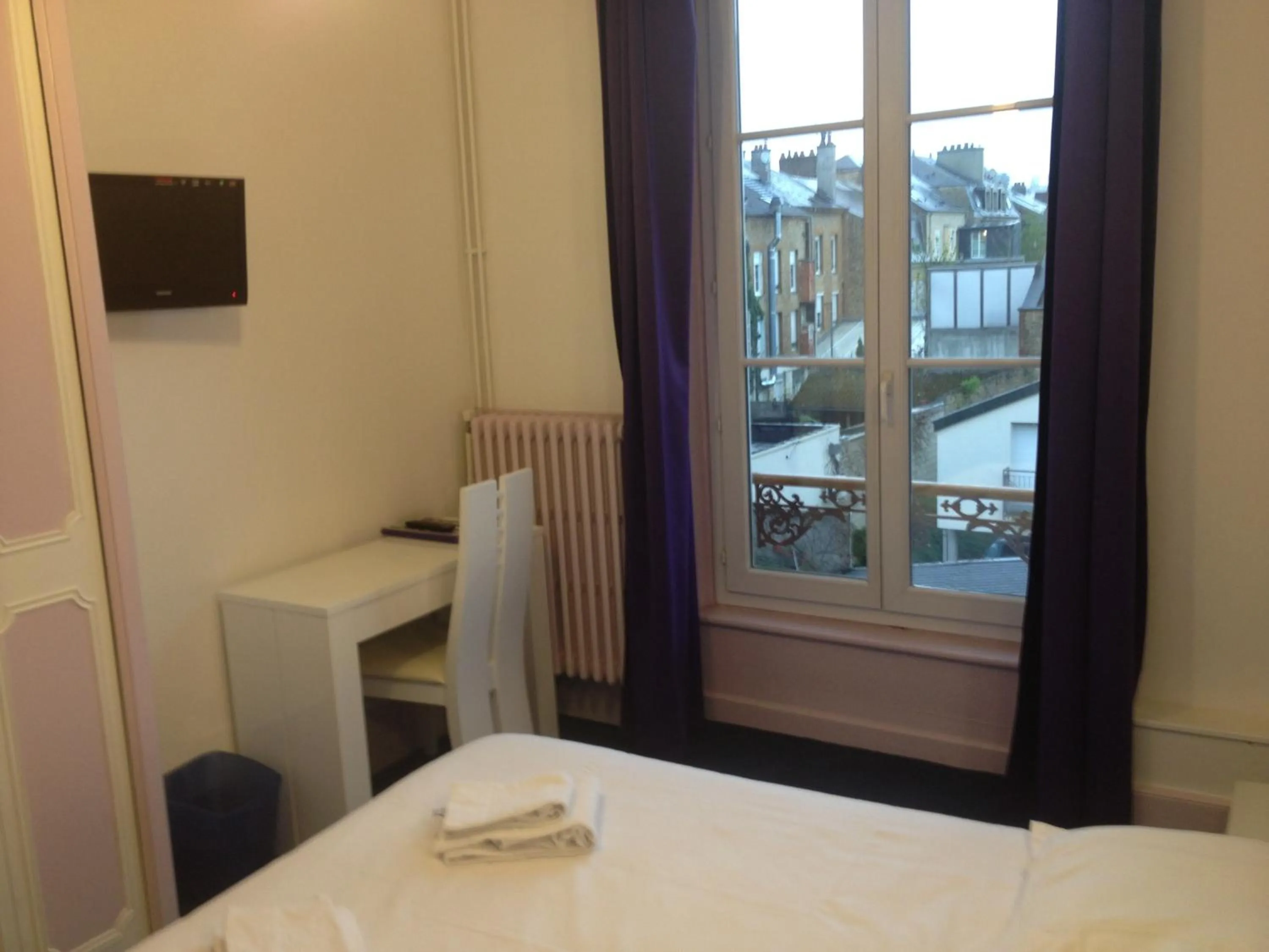 Photo of the whole room, Bed in Hotel Couleurs Sud Centre-ville Gare Charleville-Mézières