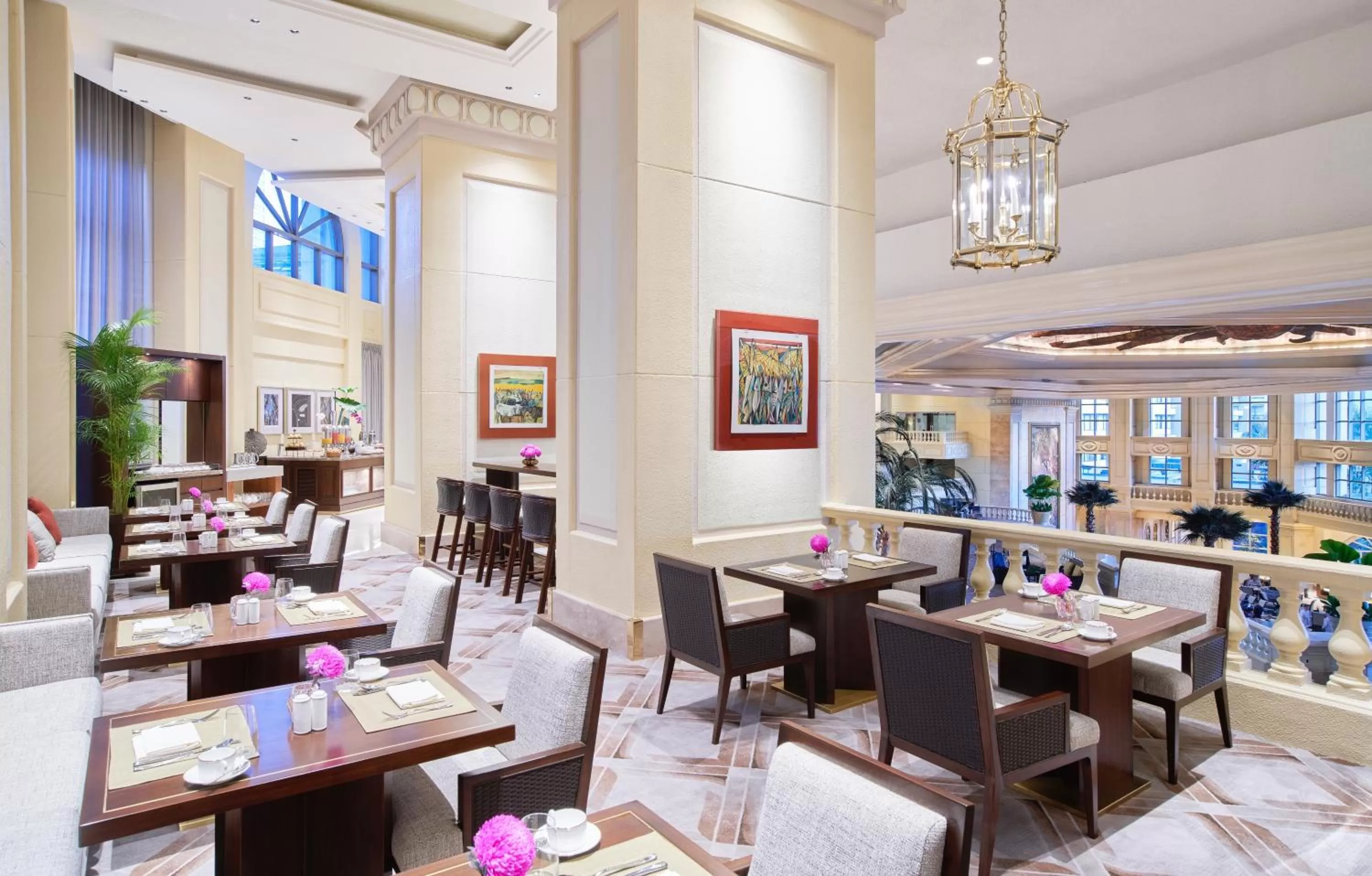 Lounge or bar in The Peninsula Manila