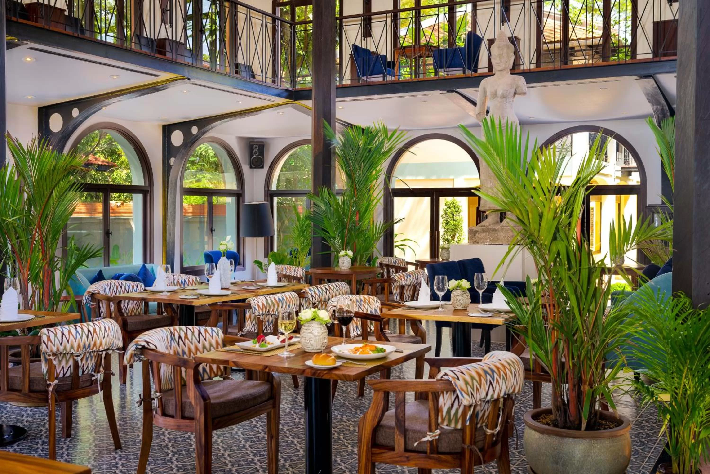 Restaurant/places to eat in Heritage Suites Hotel