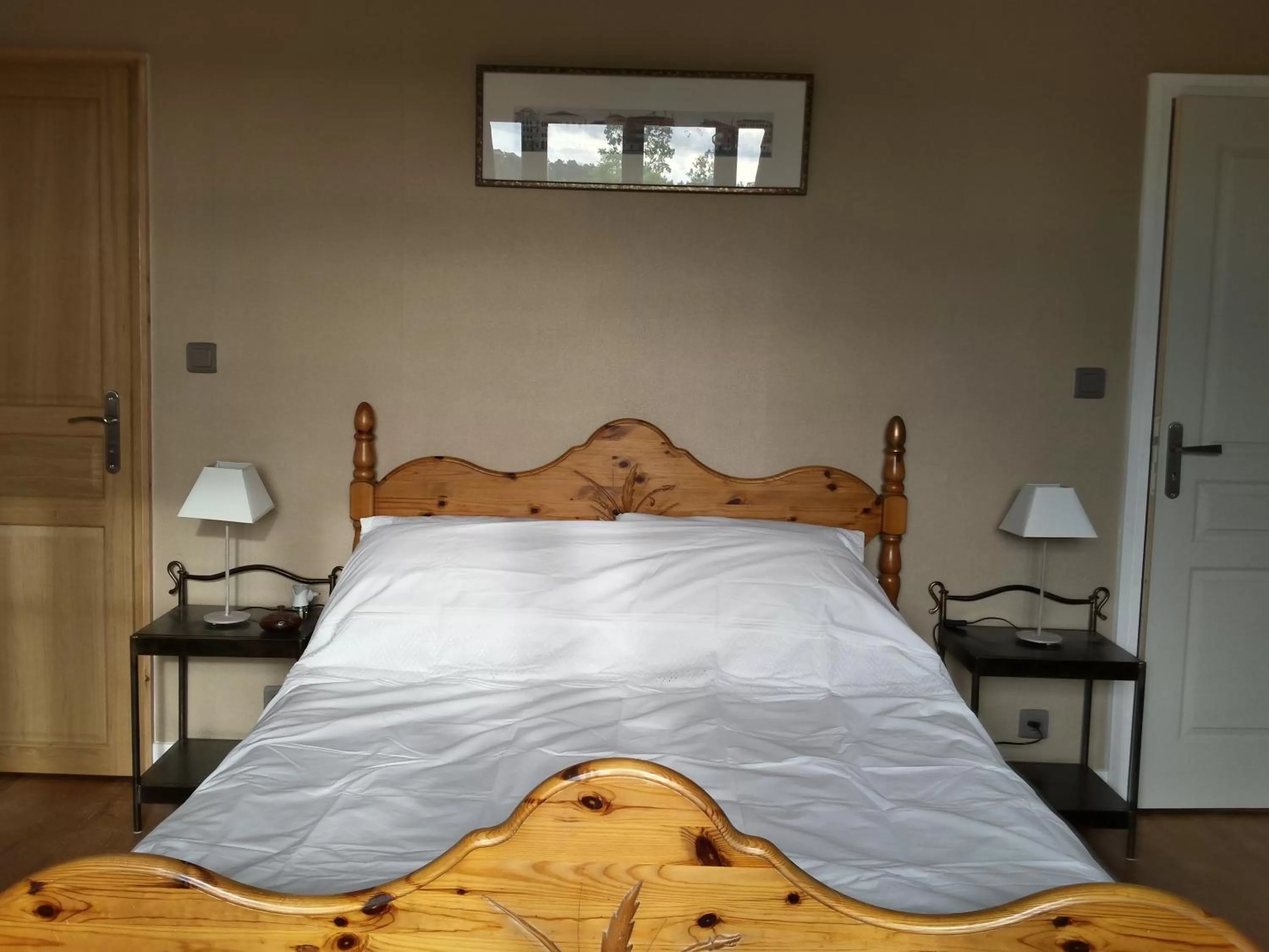 Bedroom, Bed in 13 Bees