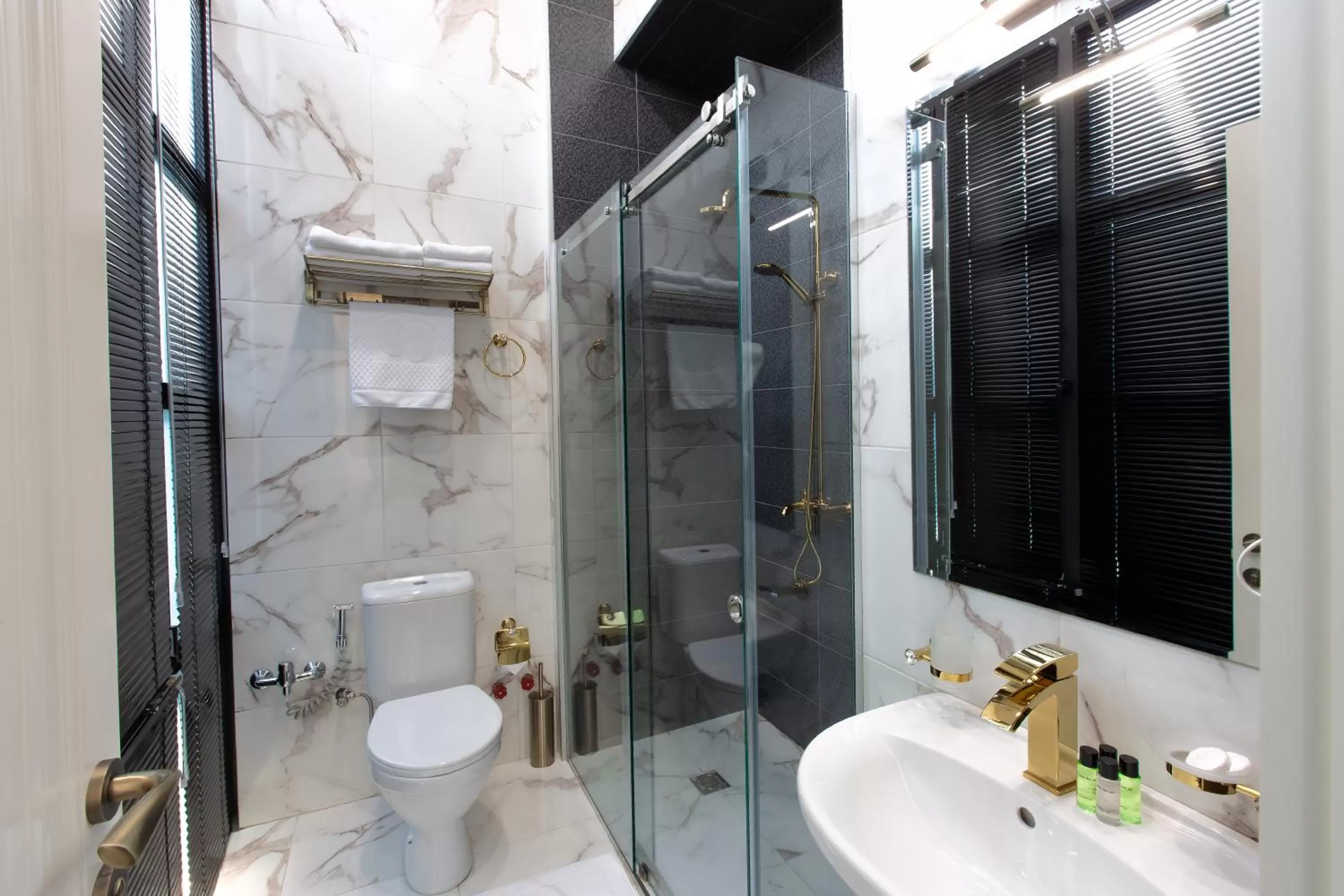 Bathroom in Royal Inn