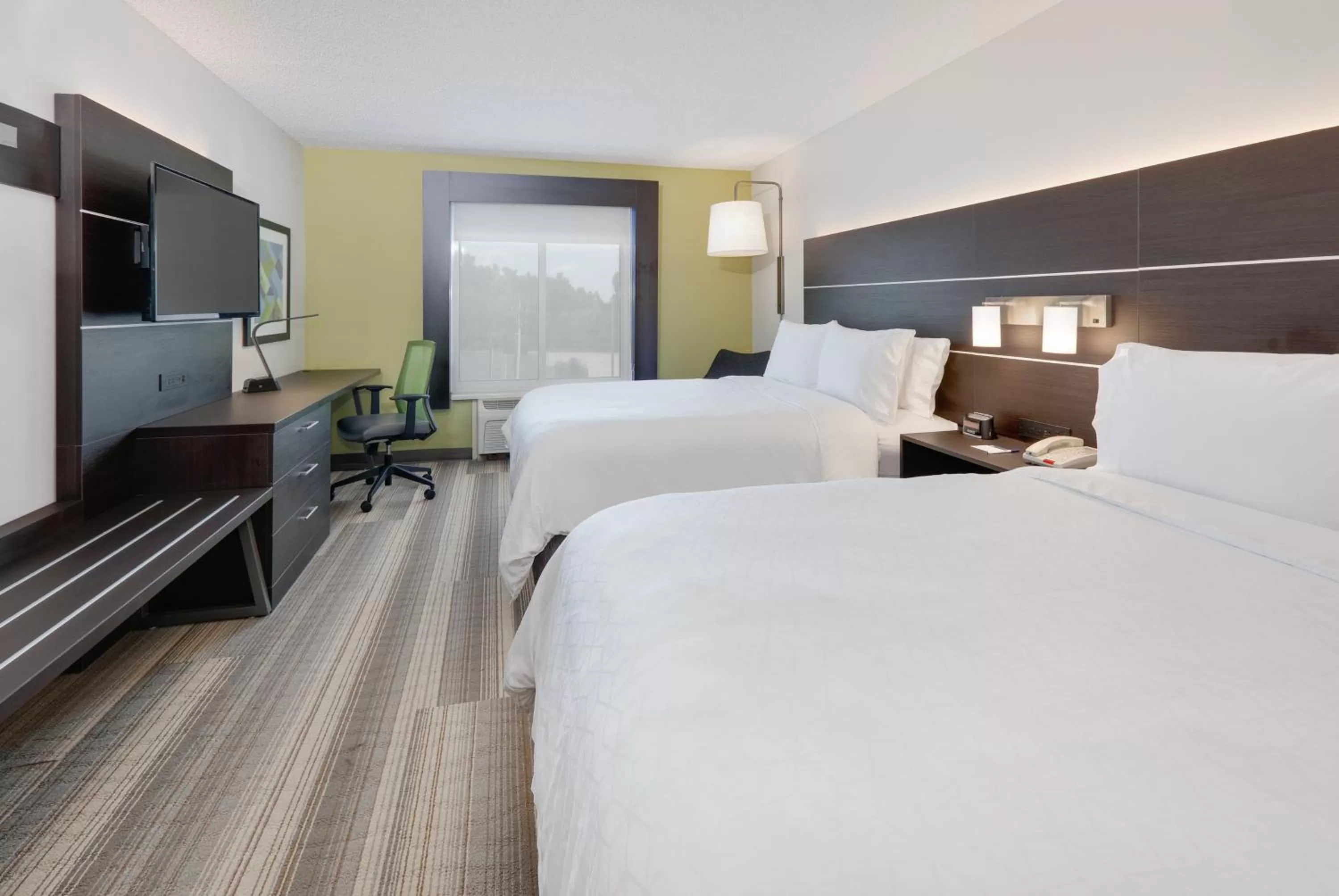 Photo of the whole room, Bed in Holiday Inn Express Hotel & Suites Dublin by IHG