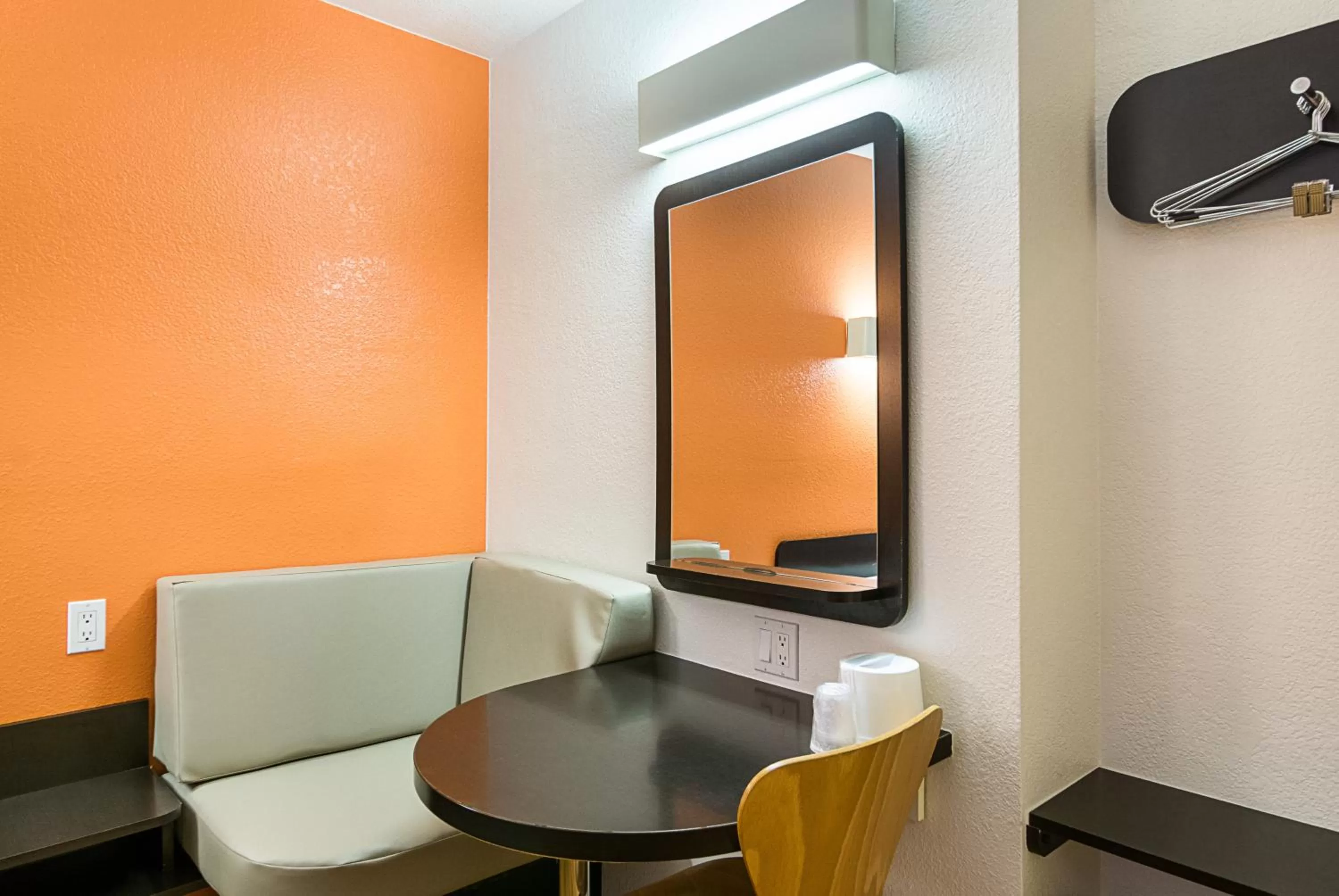 Seating area in Motel 6-Villa Park, IL - Chicago West