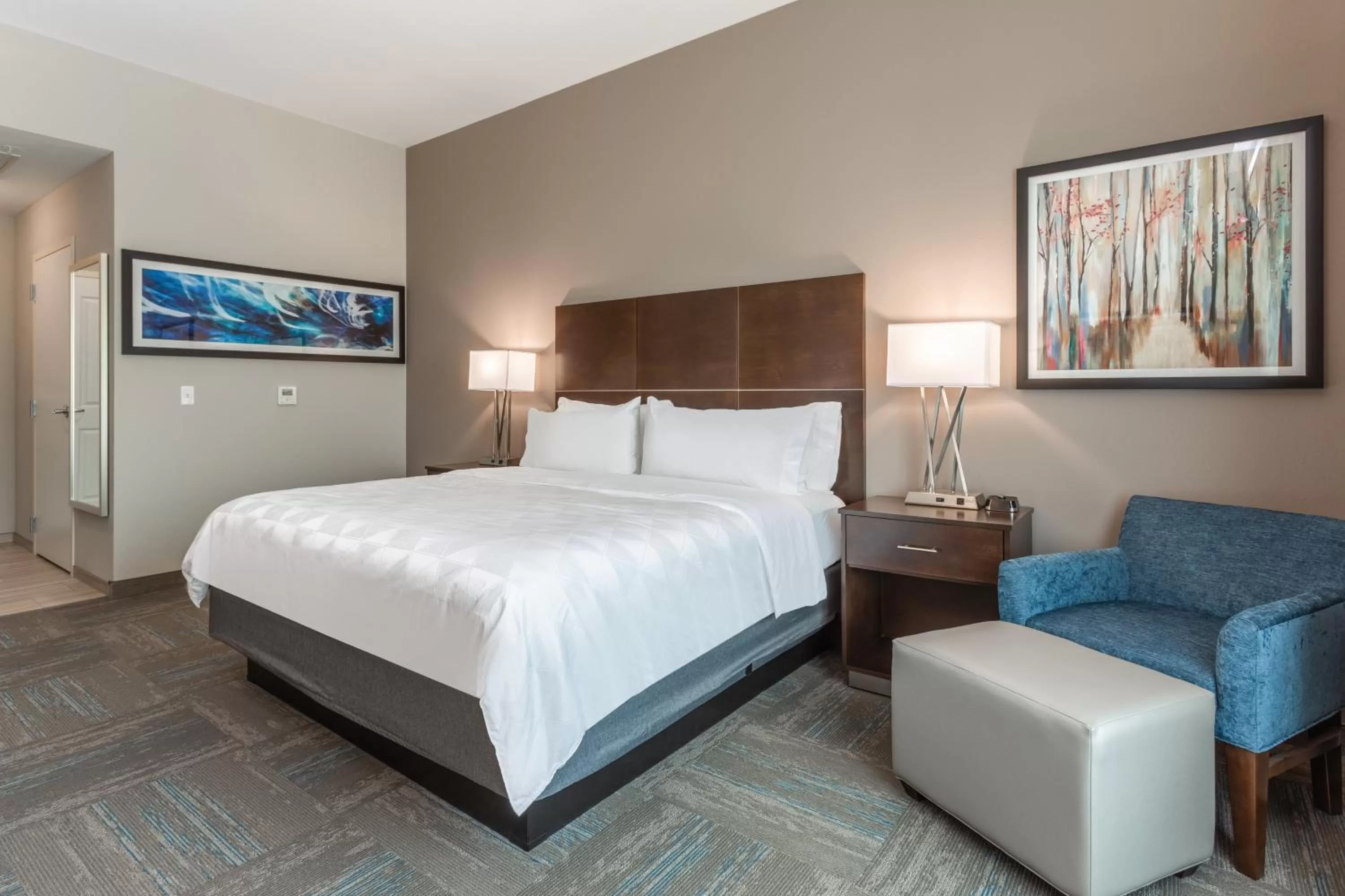 Photo of the whole room, Bed in Holiday Inn & Suites - Jefferson City by IHG