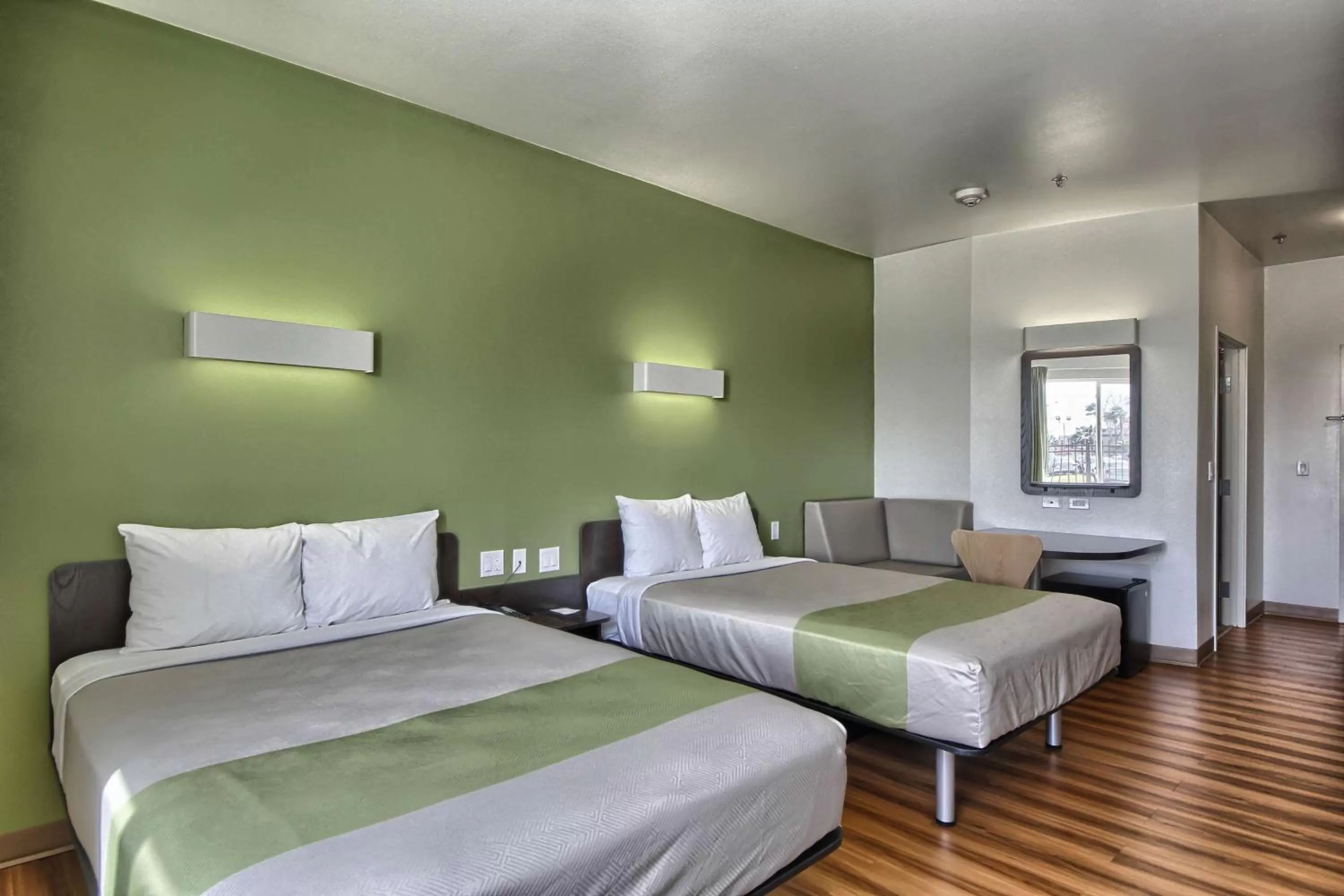 Photo of the whole room, Bed in Motel 6-Weslaco, TX