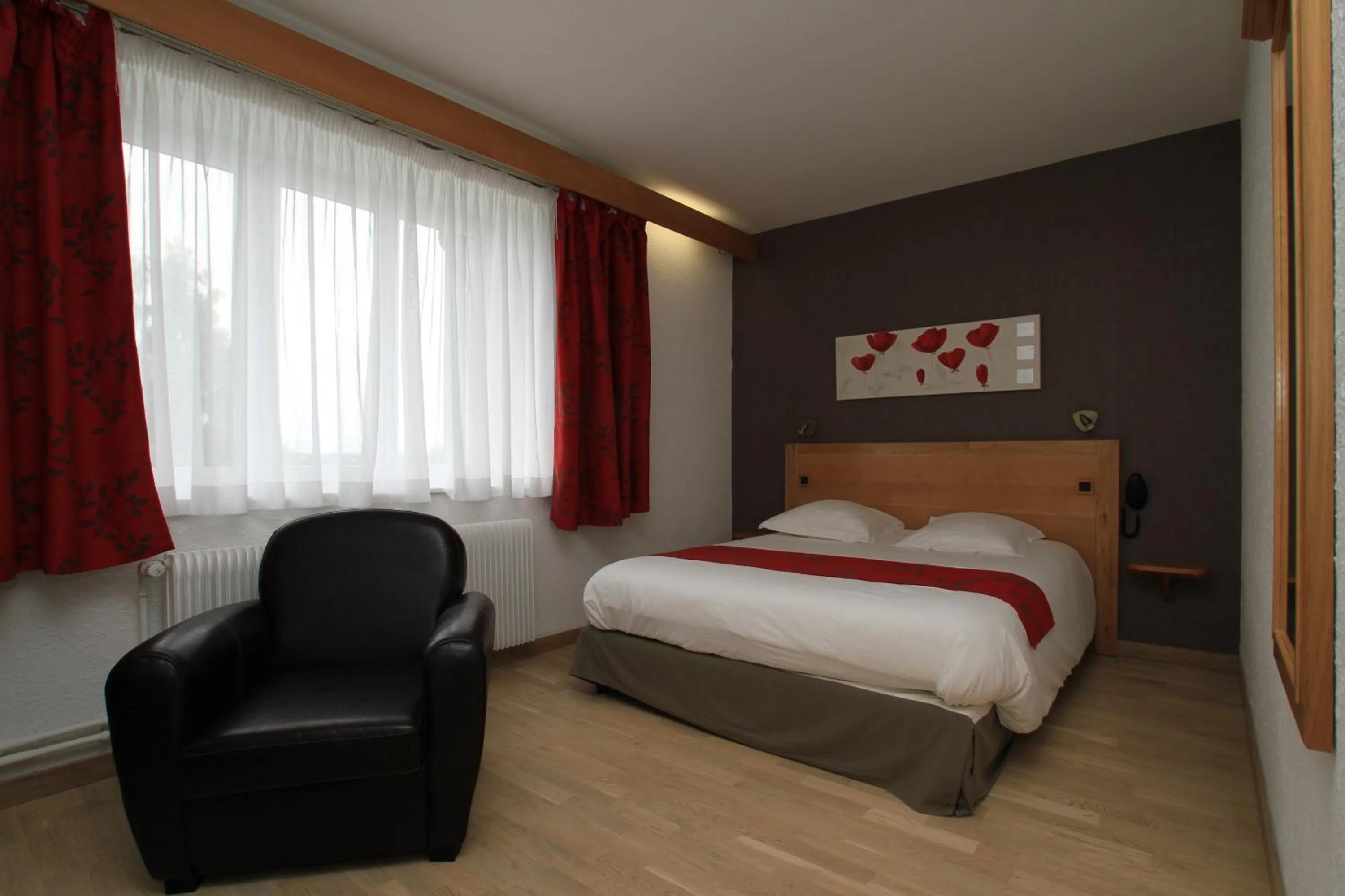 Bed in Logis Hotel Restaurant Spa Beau Site