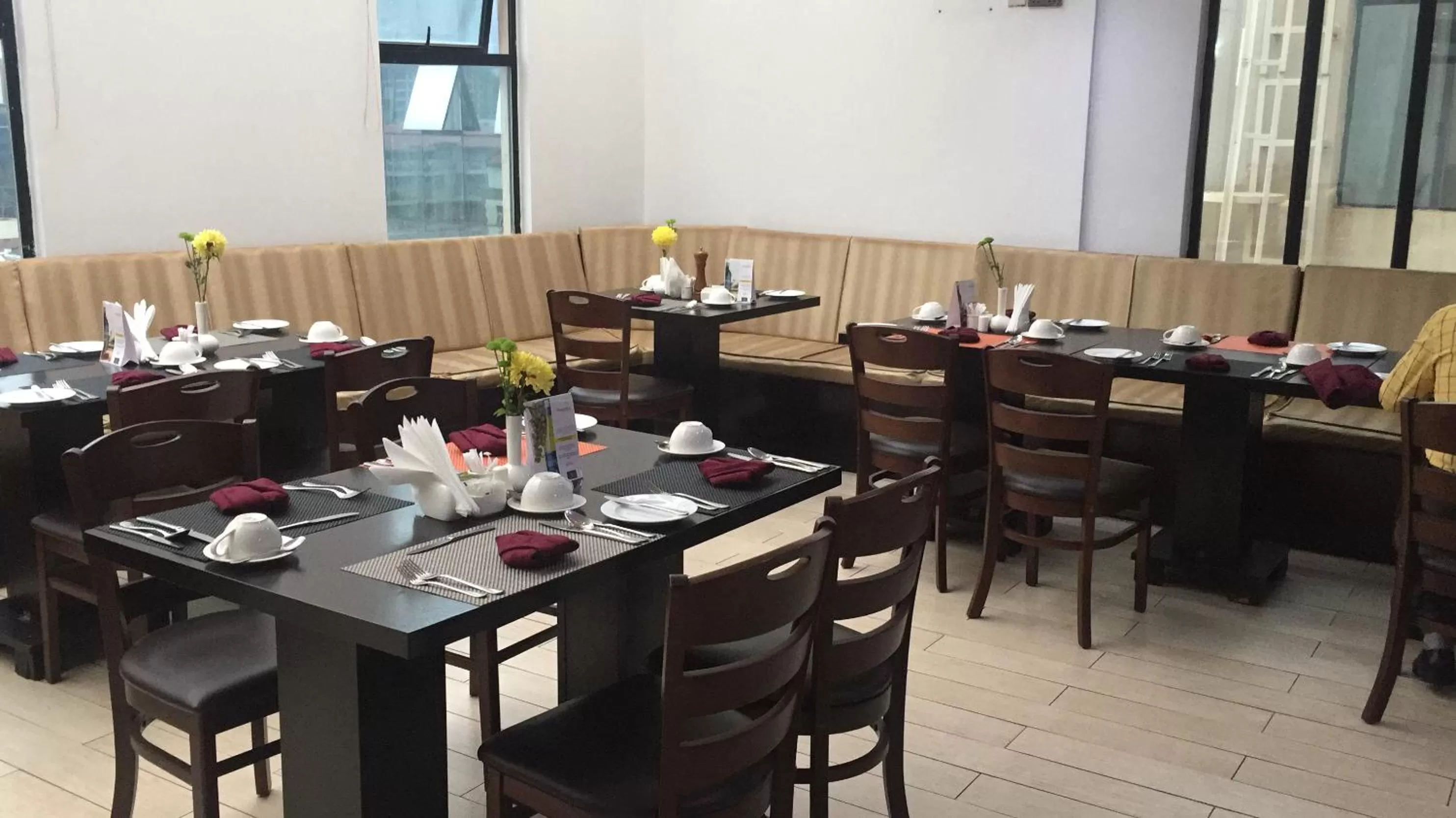 Restaurant/places to eat in La Maison Royale