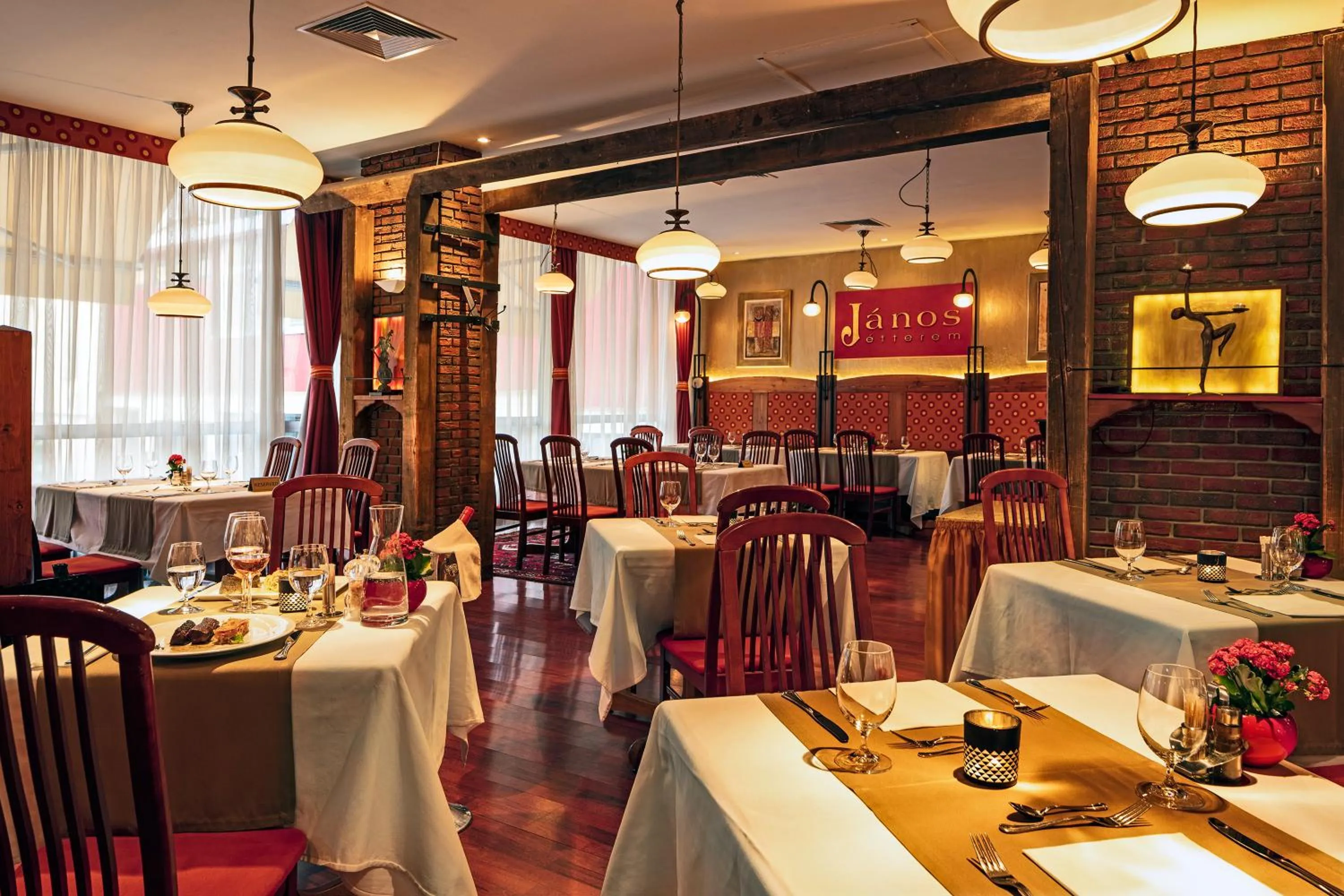 Restaurant/places to eat in Hotel Charles