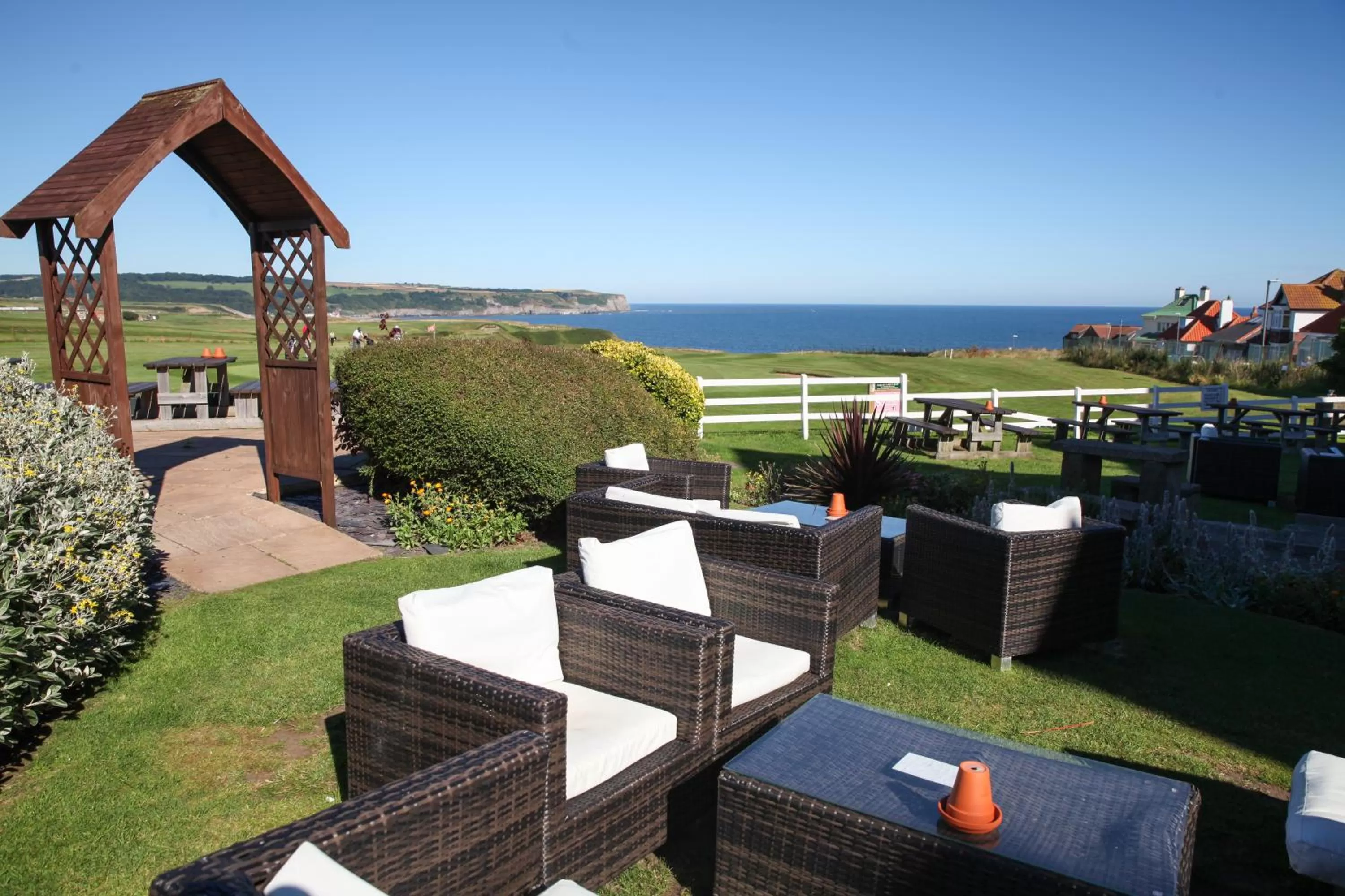 Restaurant/places to eat, Patio/Outdoor Area in The White House Inn - Whitby