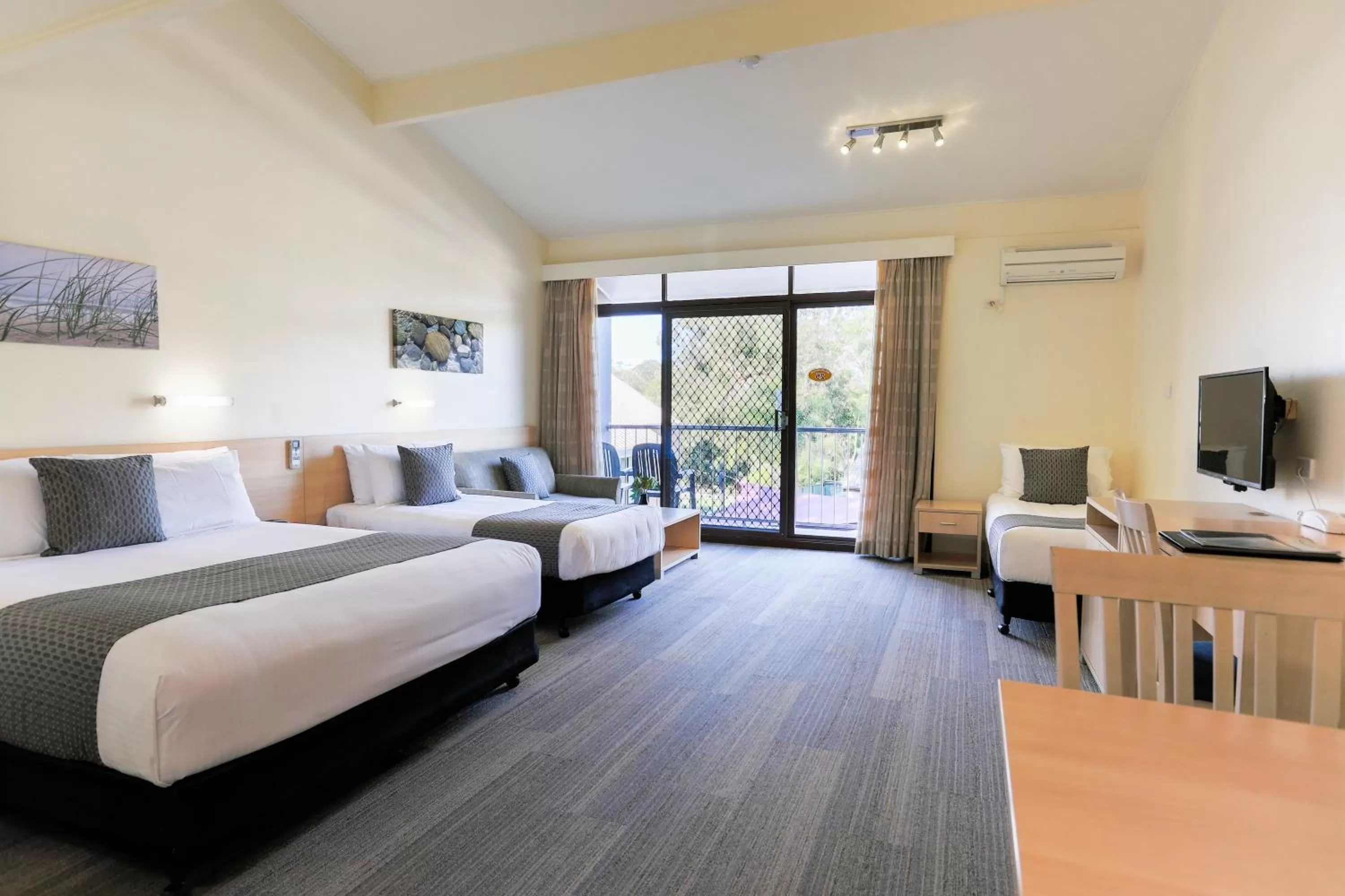 Photo of the whole room, Bed in Parkhaven