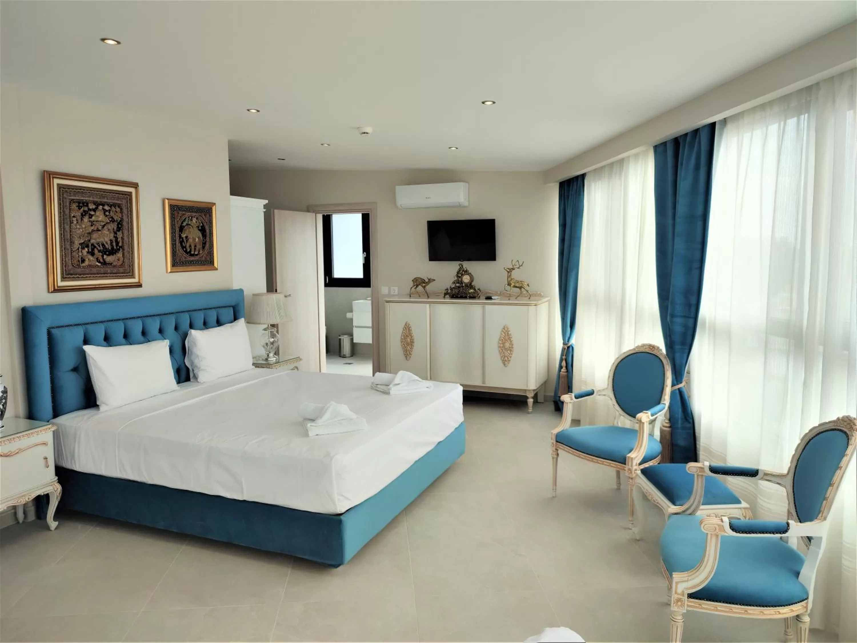 Photo of the whole room, Bed in Light Blue Hotel