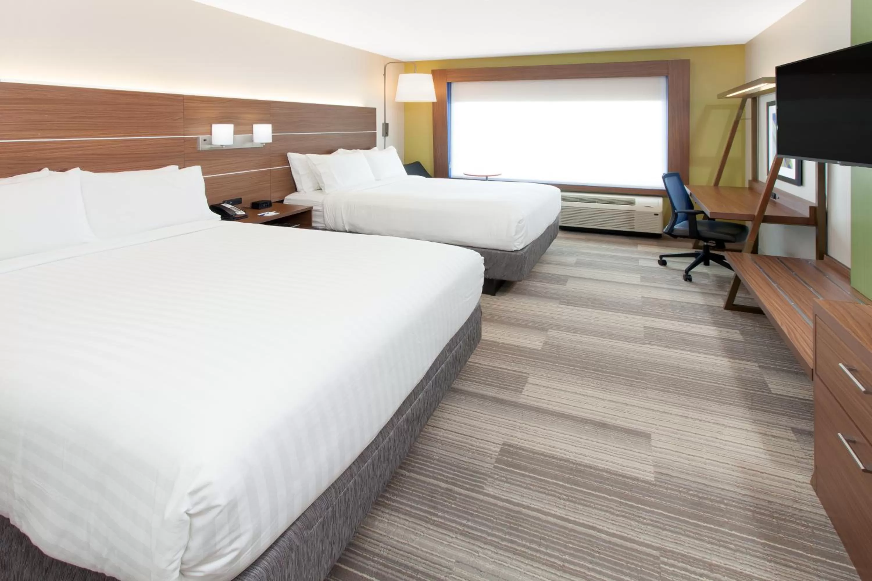 Bed in Holiday Inn Express & Suites - Sterling Heights-Detroit Area by IHG