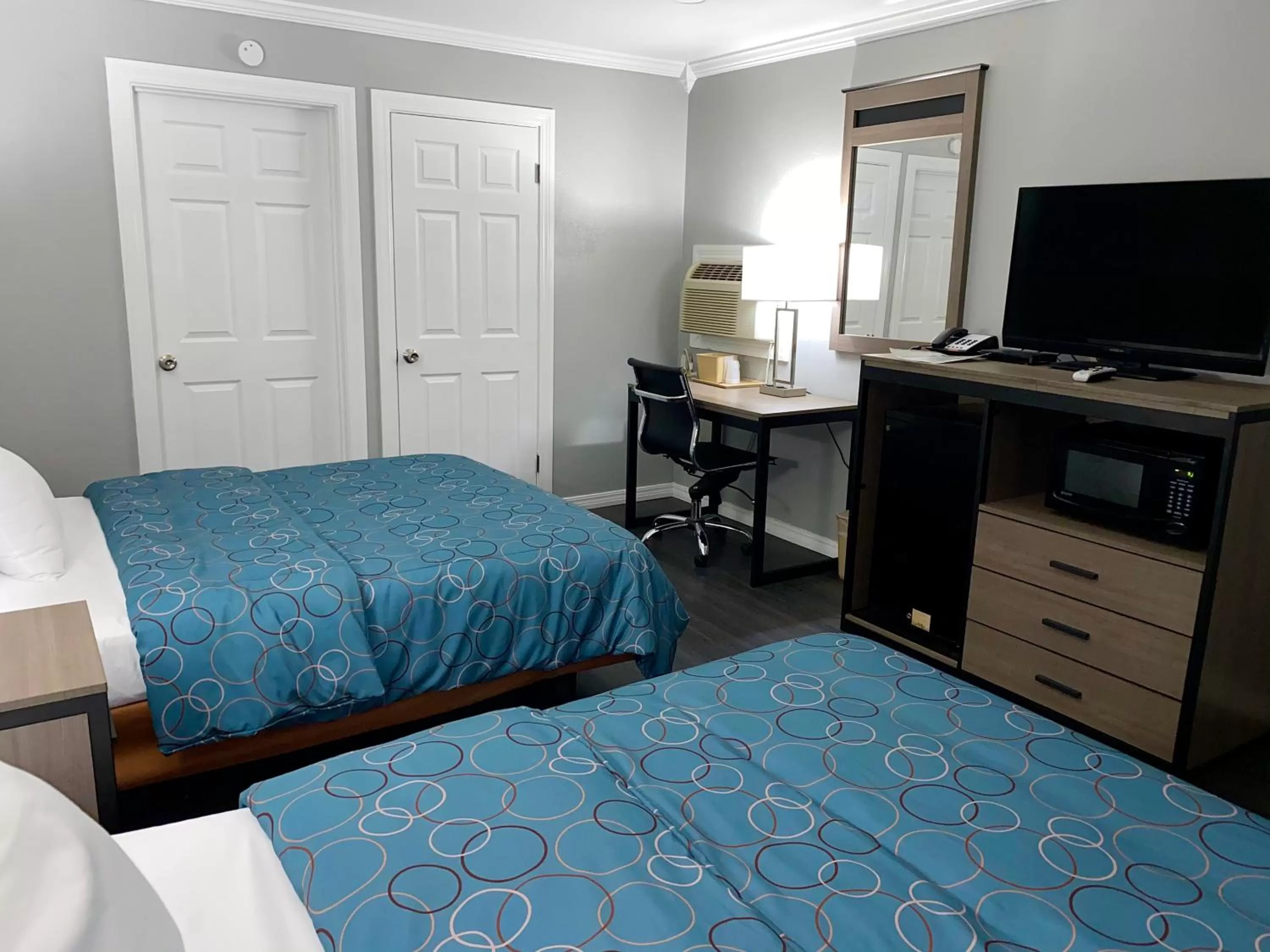 Photo of the whole room, Bed in Budget Host Inn
