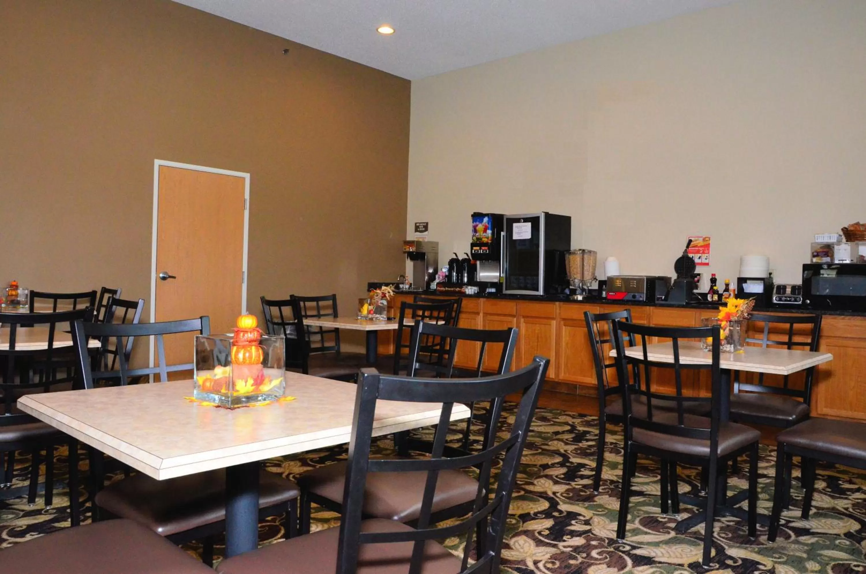 American breakfast in Cobblestone Inn & Suites - Lake View