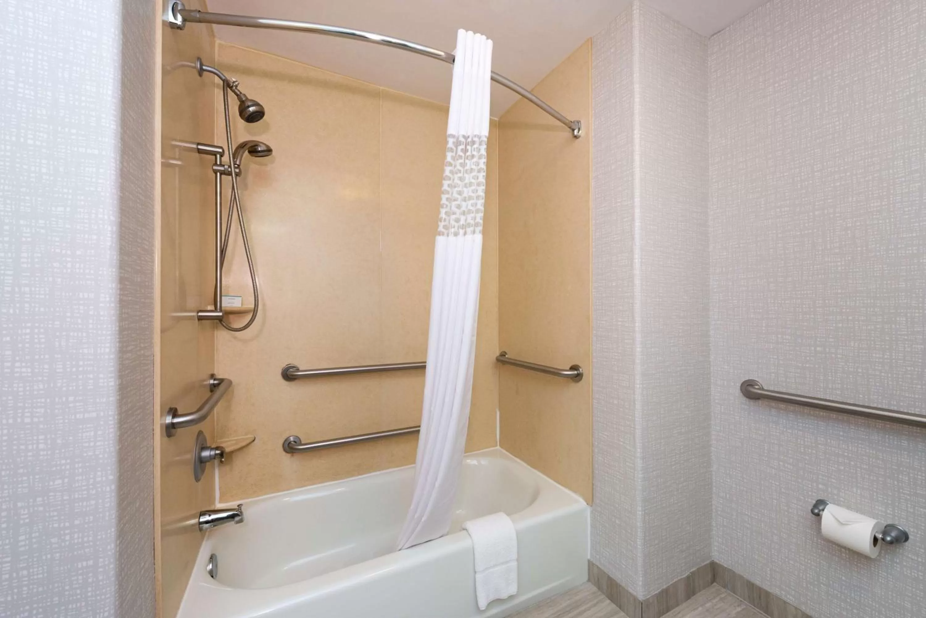 Bathroom in Hampton Inn Kansas City Northeast